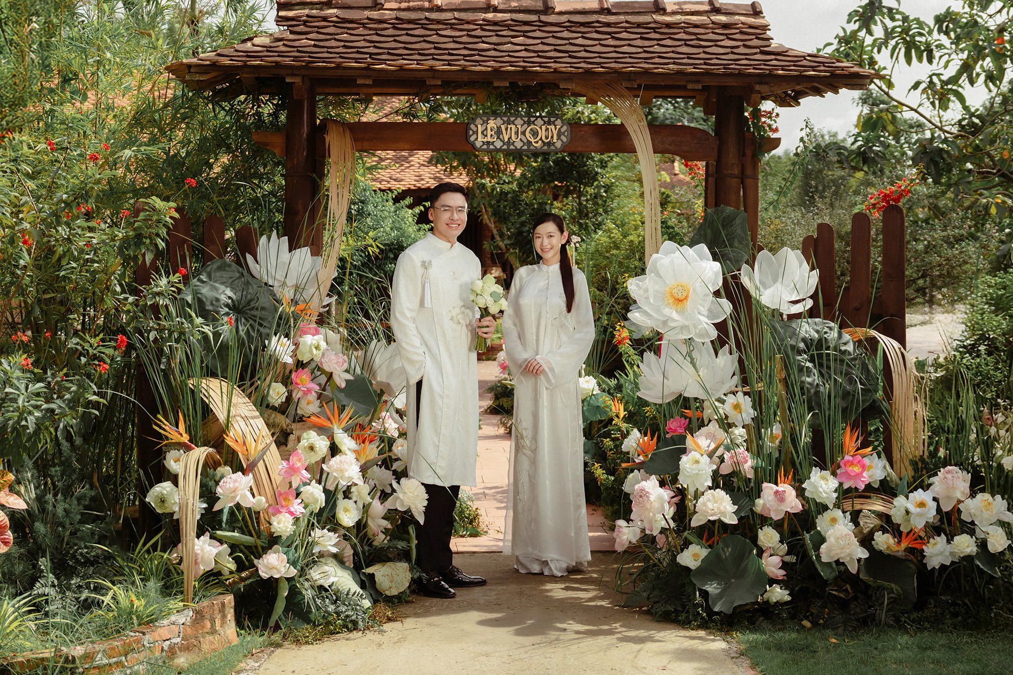 Dịch vụ trang trí lễ gia tiên, lễ vu quy, đính hôn cao cấp tại TP.HCM.
100% in-house, thiết kế theo concept riêng. 16 năm kinh nghiệm – 10.000+ cặp đôi.