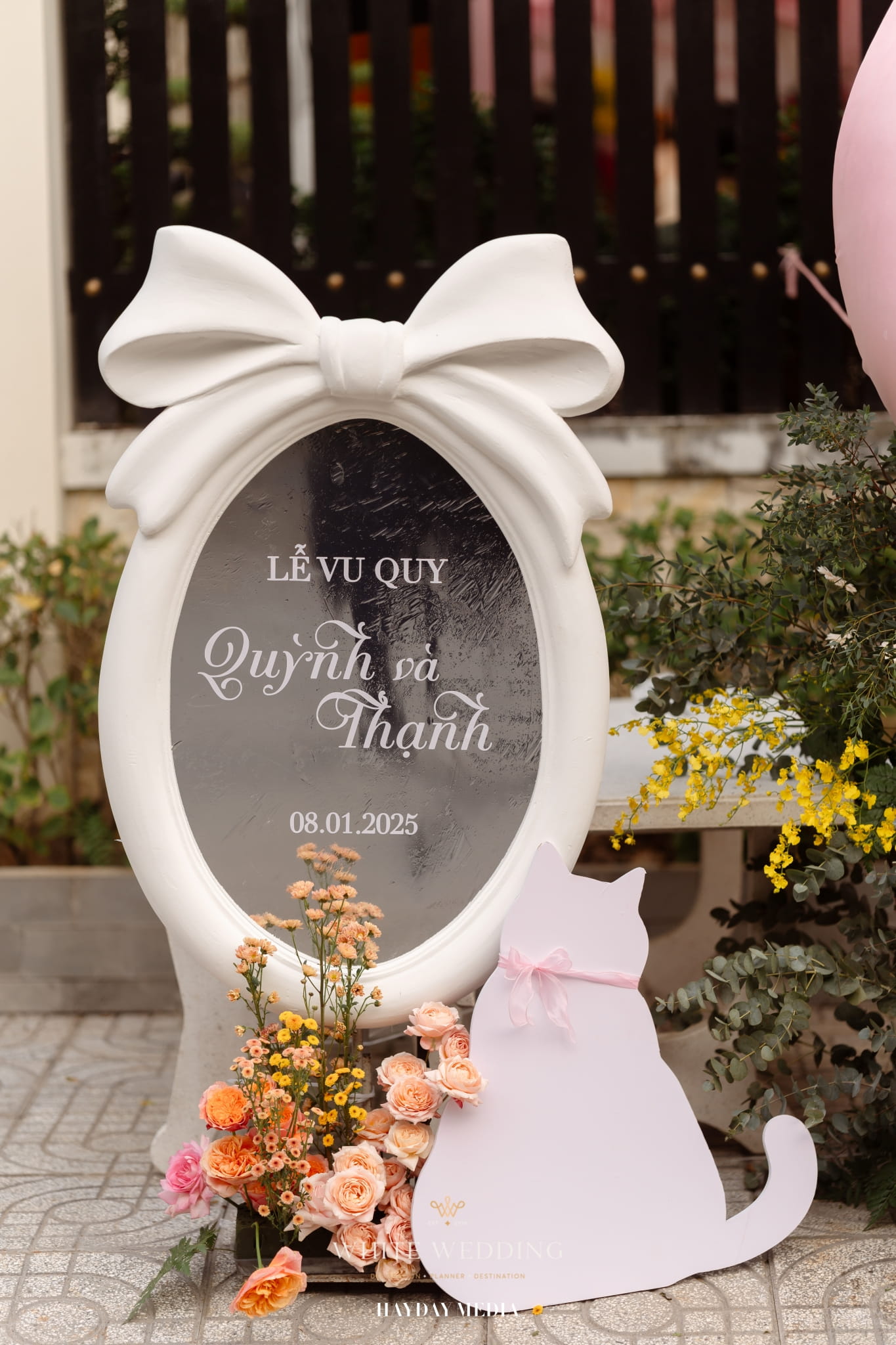 batch trang tri le gia tien no va meo white wedding 12 1