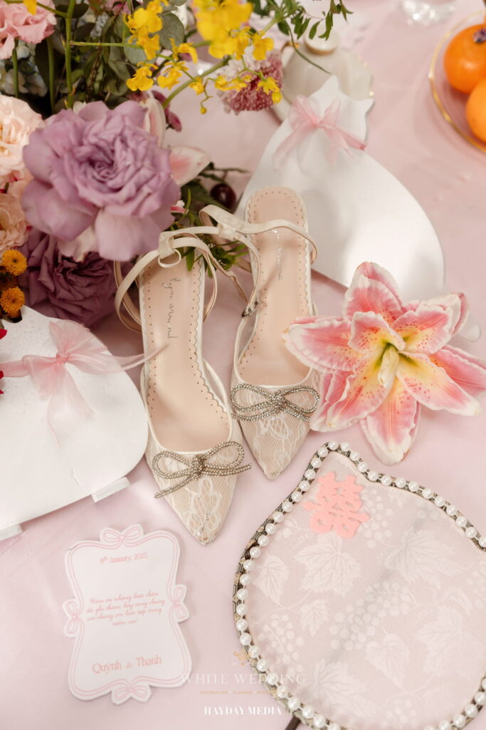 batch trang tri le gia tien no va meo white wedding 25 1