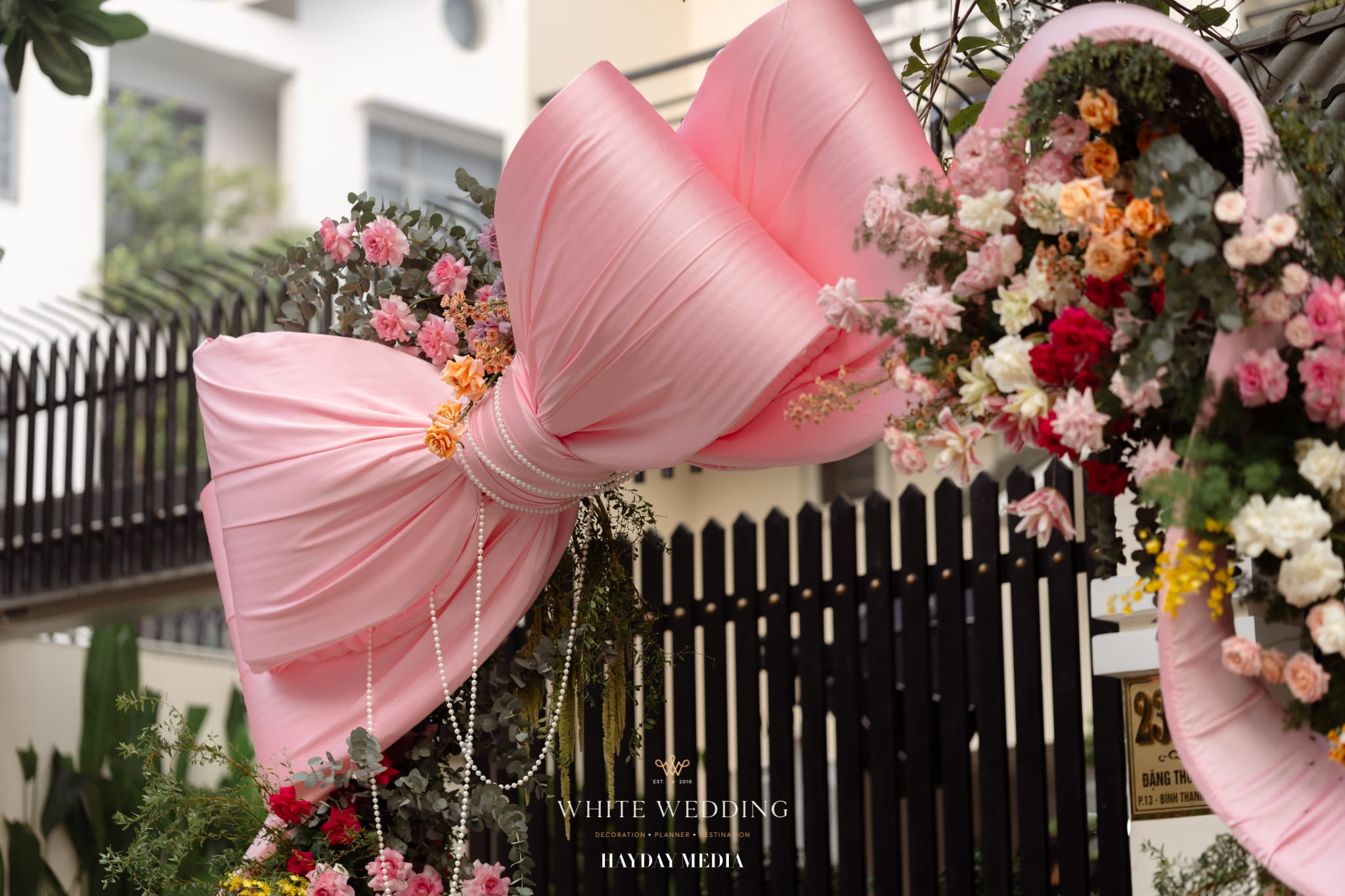 batch trang tri le gia tien no va meo white wedding 9 1