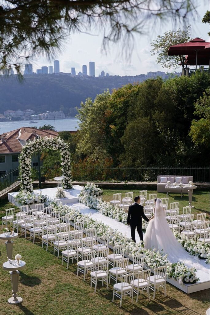 Các Hạng Mục Trang Trí Tiệc Cưới: Chi Tiết Từng Hạng Mục & Báo Giá 12 loi vao wedding1