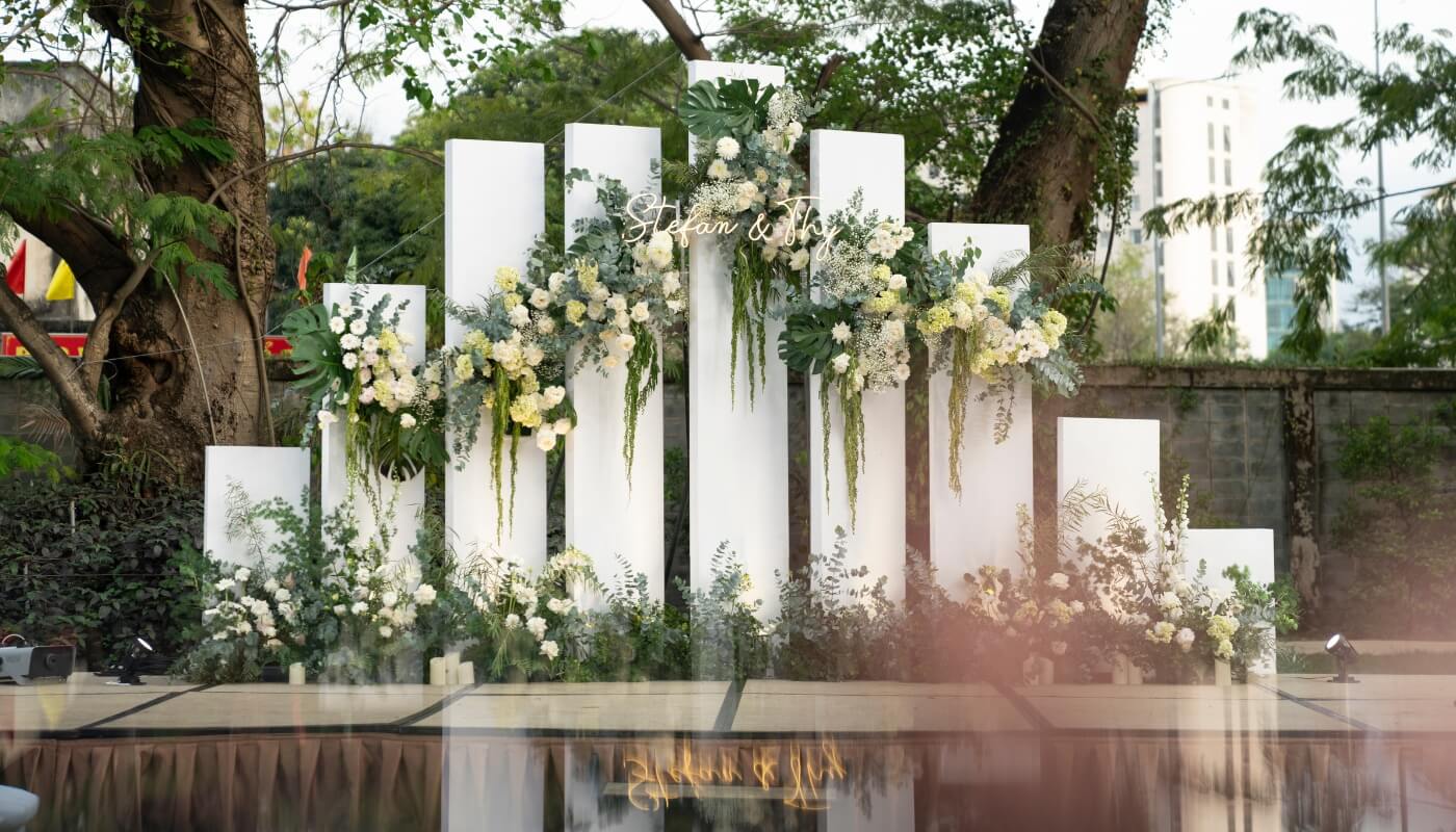 phoi-mau-trang-tri-dam-cuoi-2026-white-wedding
