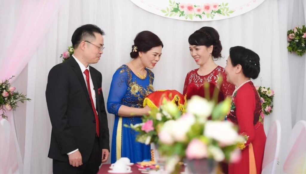 Áo dài, trang sức, makeup cho mẹ cô dâu: Bảng giá & gợi ý 2026 4 me co dau