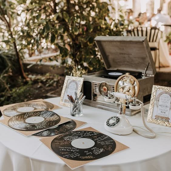 Trang Trí Cưới Phong Cách Hoài Cổ (Vintage/Retro): Ý Tưởng & Cảm Hứng 4 retro wedding 2