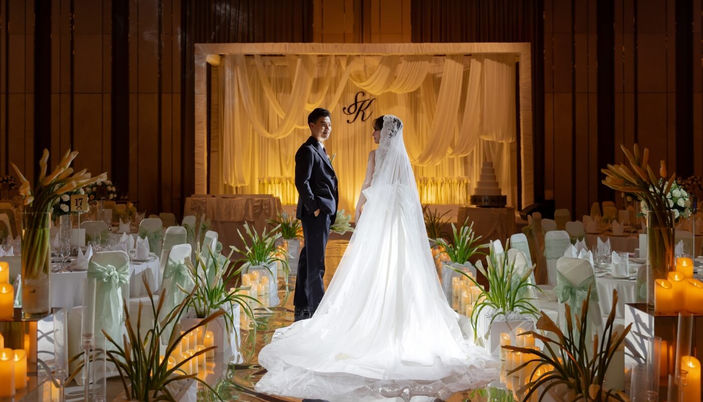 Tiệc Cưới Ngoài Trời vs Trong Nhà Hàng: So Sánh Chi Tiết Để Chọn Đúng 1 tiec-cuoi-ngoai-troi-hay-trong-nha-hang-white-wedding