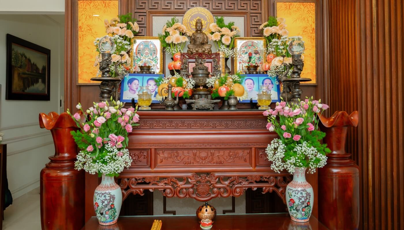Trang Trí Bàn Thờ Gia Tiên Ngày Cưới: Cách Bày Trí Đúng Phong Tục 1 trang-tri-ban-tho-gia-tien-ngay-cuoi-white-wedding