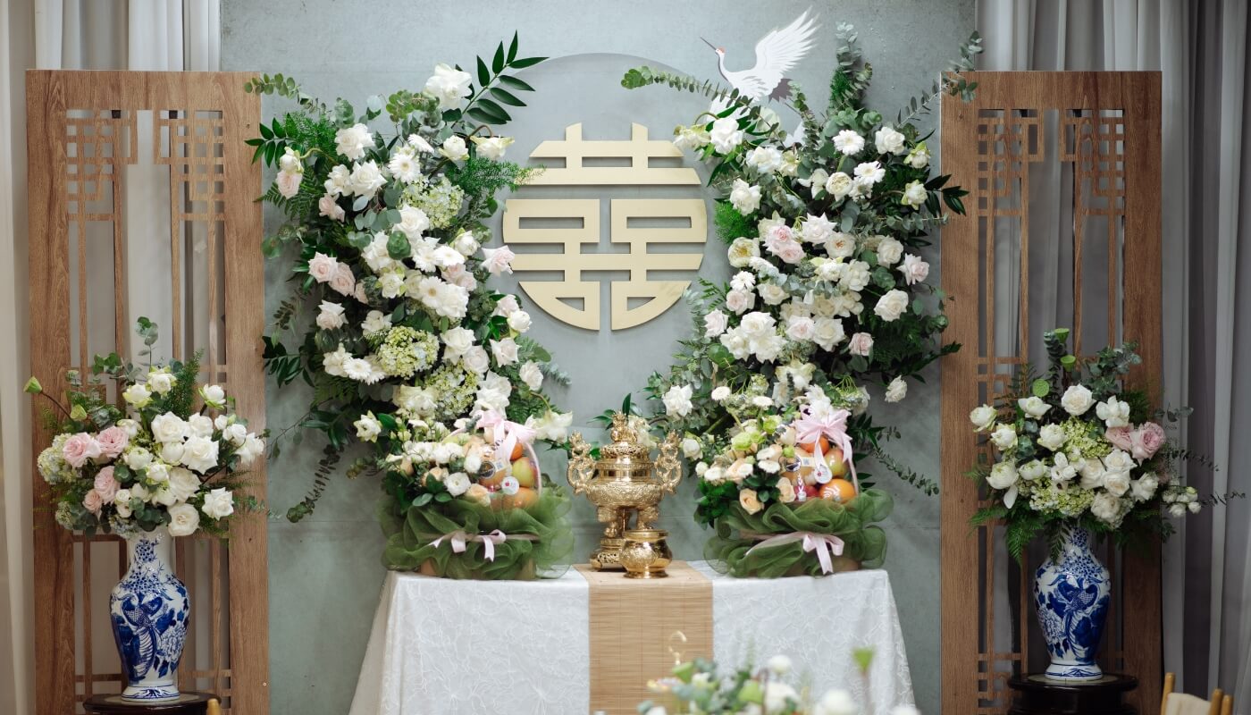 Trang Trí Bàn Thờ Gia Tiên Ngày Cưới: Cách Bày Trí Đúng Phong Tục 2 trang-tri-ban-tho-gia-tien-ngay-cuoi-white-wedding