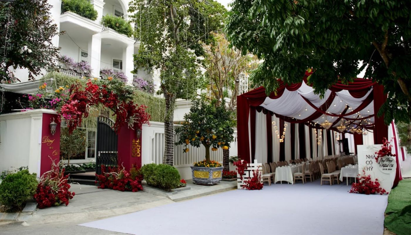 Trang Trí Đám Cưới Tại Nhà: Hướng Dẫn Chi Tiết & Ý Tưởng Tiết Kiệm 1 trang-tri-dam-cuoi-tai-nha-white-wedding