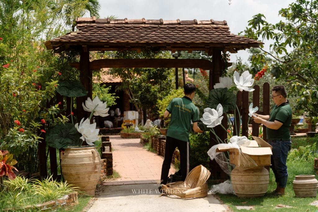 Bí Quyết Chọn Đơn vị Trang Trí Gia Tiên TPHCM & Quy Trình Chuẩn 2026 18 trang tri le gia tien lien van nha sac white wedding 13