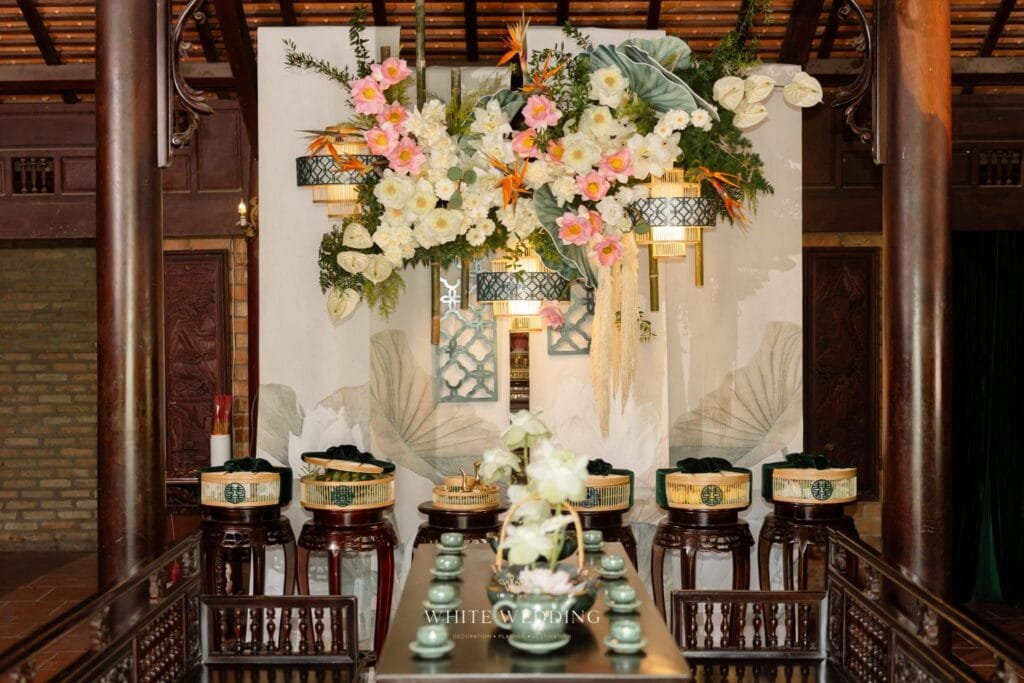 Trang trí lễ gia tiên Indochine: Hoa, vải lụa, đồng hồ cổ 2 trang tri le gia tien lien van nha sac white wedding 28
