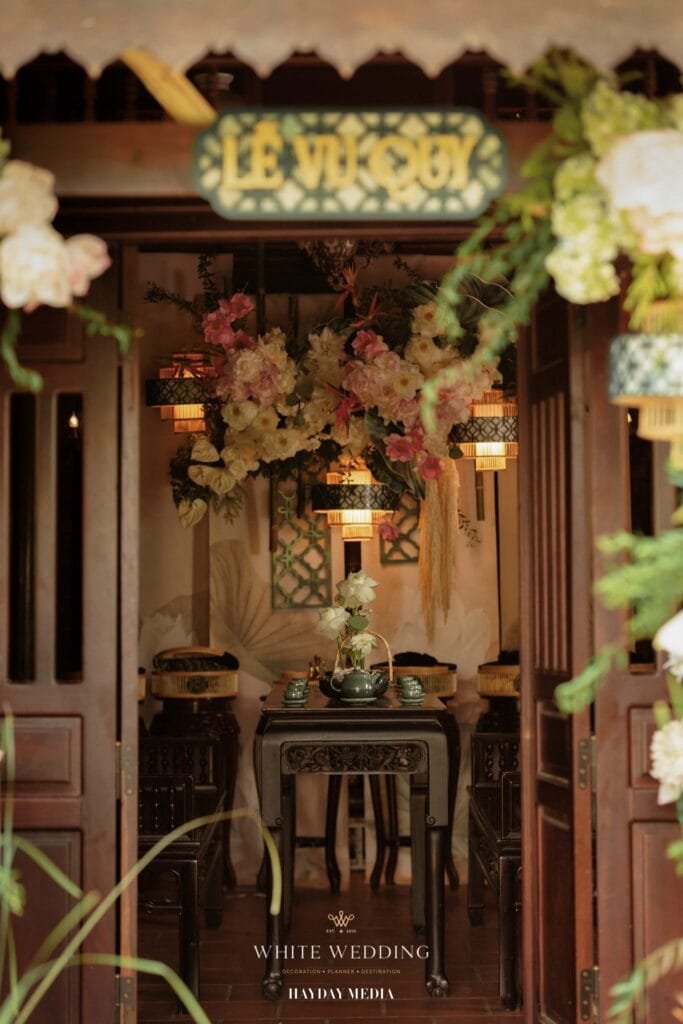 Trang trí lễ gia tiên Indochine: Hoa, vải lụa, đồng hồ cổ 11 trang tri le gia tien lien van nha sac white wedding 8