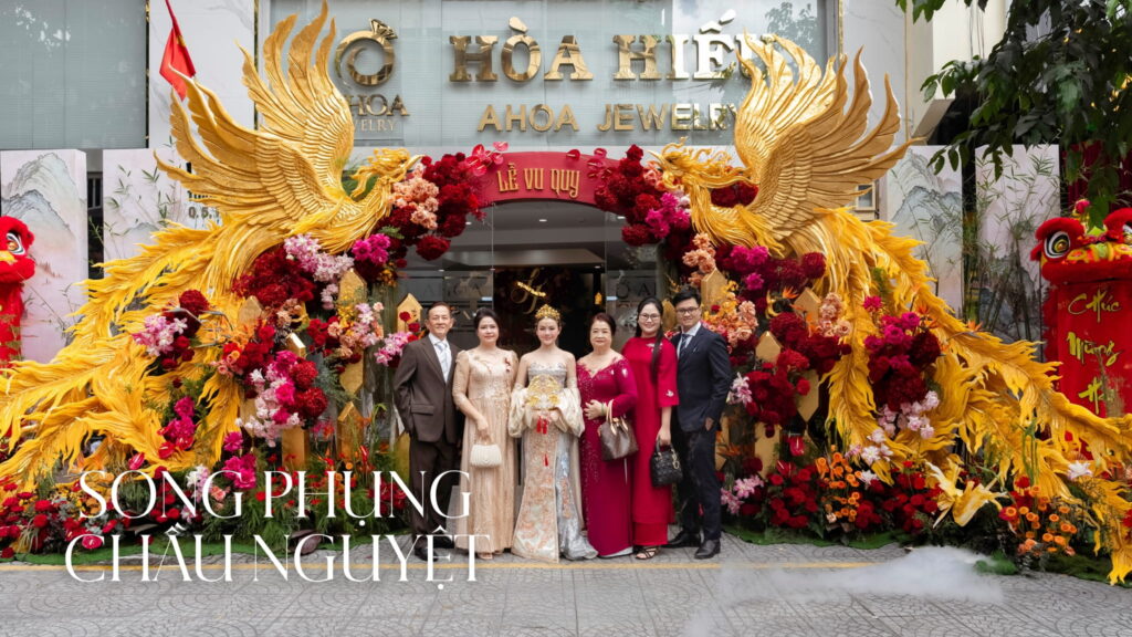 Trang Trí Gia Tiên Quận 1, Quận 3, Quận 5: Nhà Phố Trung Tâm Sài Gòn 6 trang tri le gia tien song phung chau nguyet white wedding