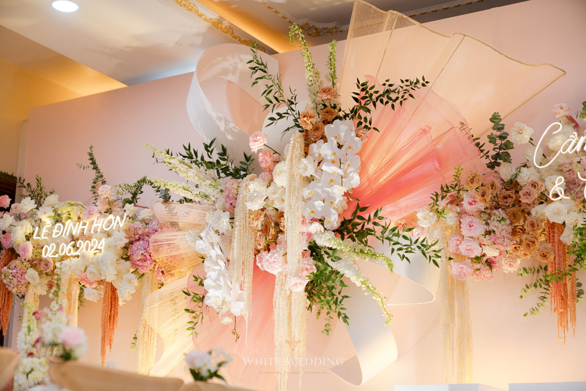 trang tri le gia tien sunset peach white wedding 48