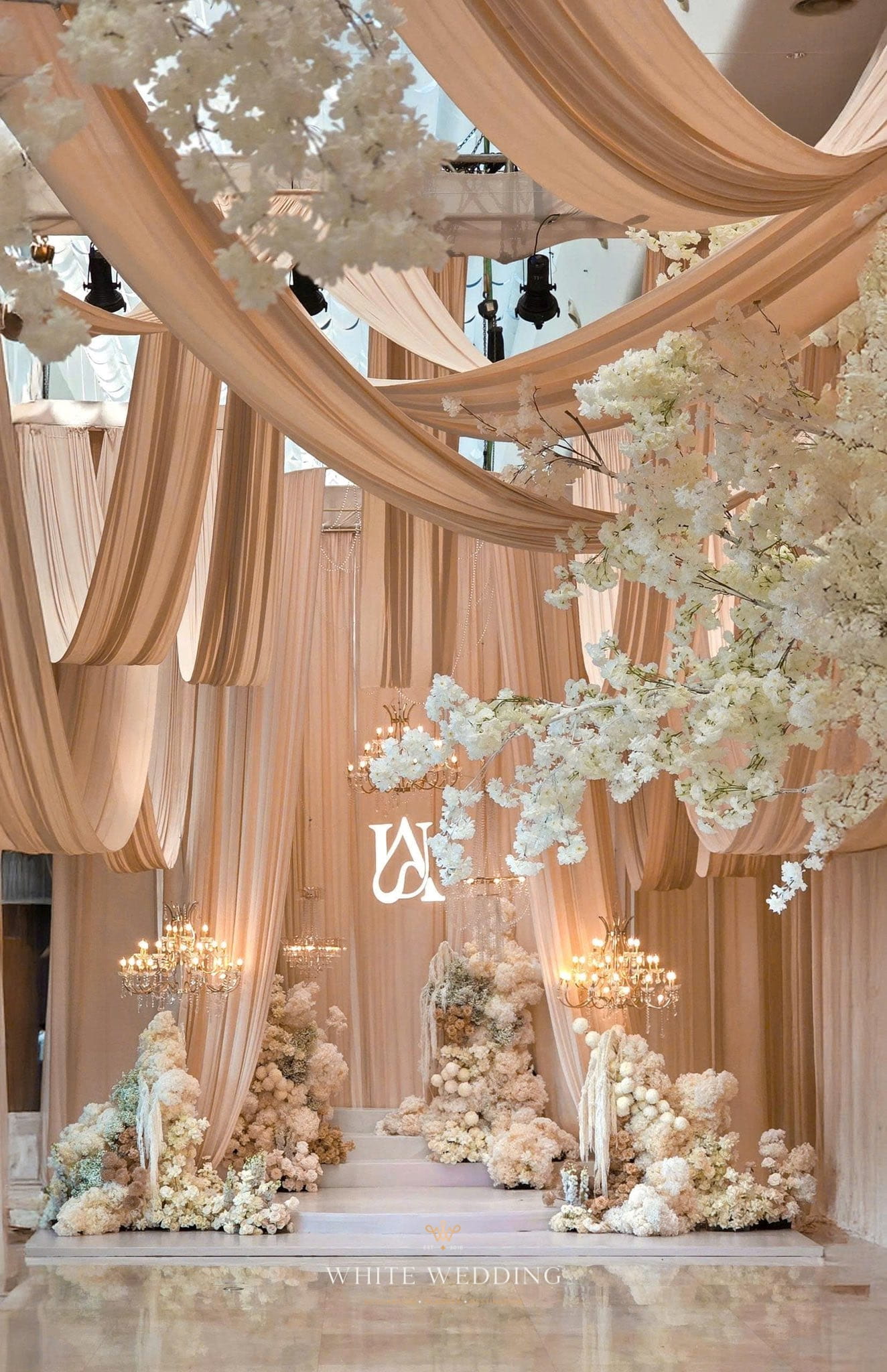 trang tri tiec cuoi a symphony of blooms white wedding 1