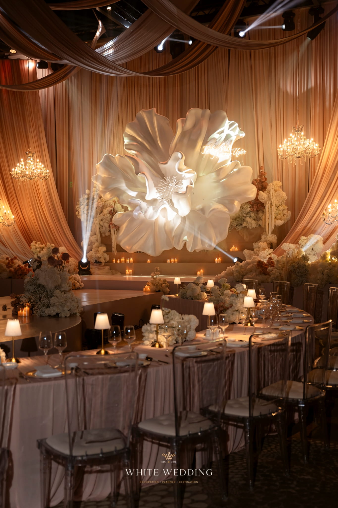 trang tri tiec cuoi a symphony of blooms white wedding 7