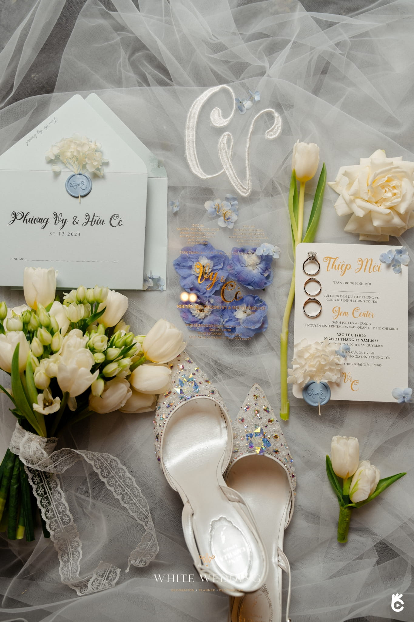 trang tri tiec cuoi elegant blue monochromantic white wedding 1