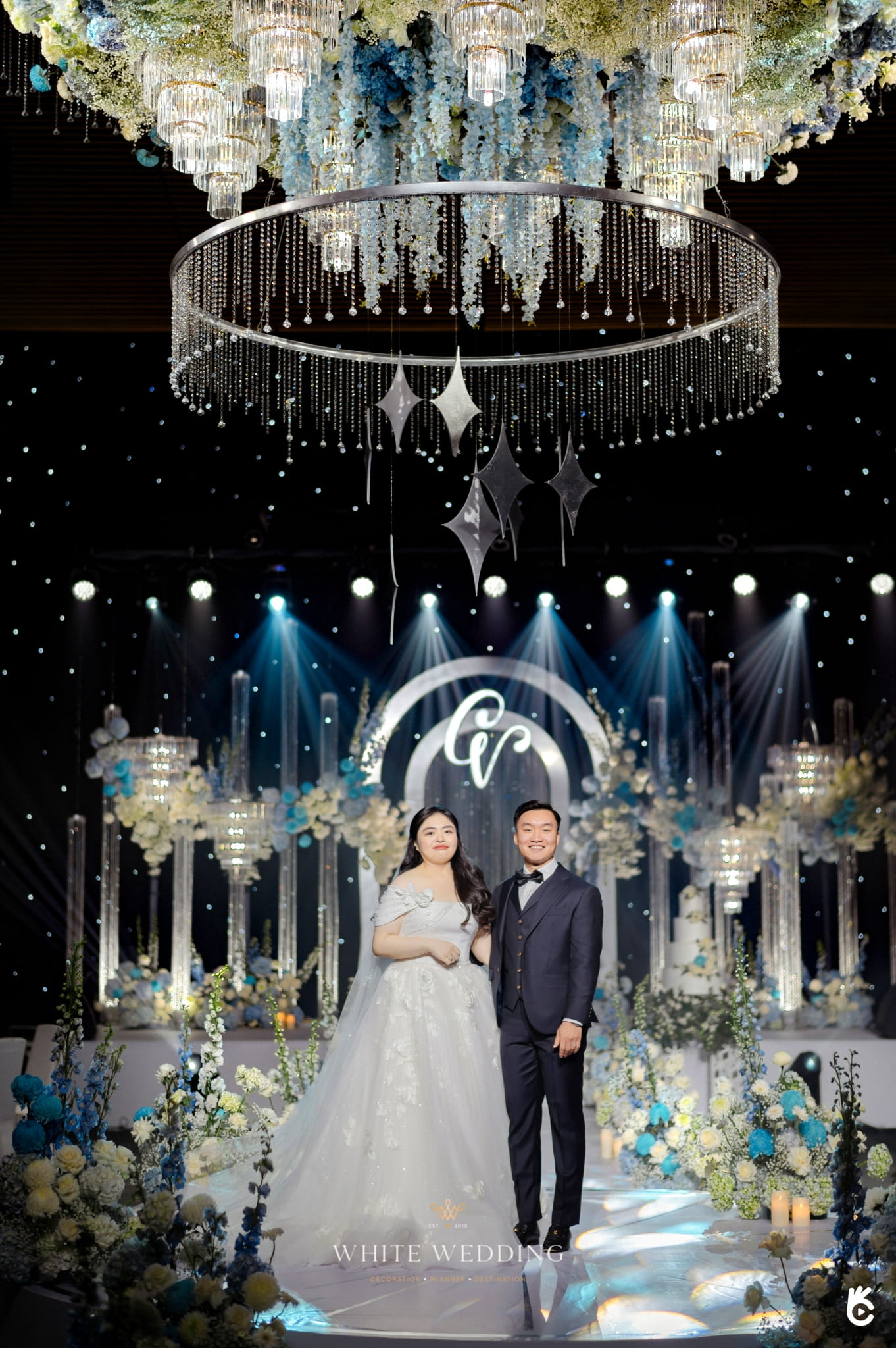 trang tri tiec cuoi elegant blue monochromantic white wedding 11