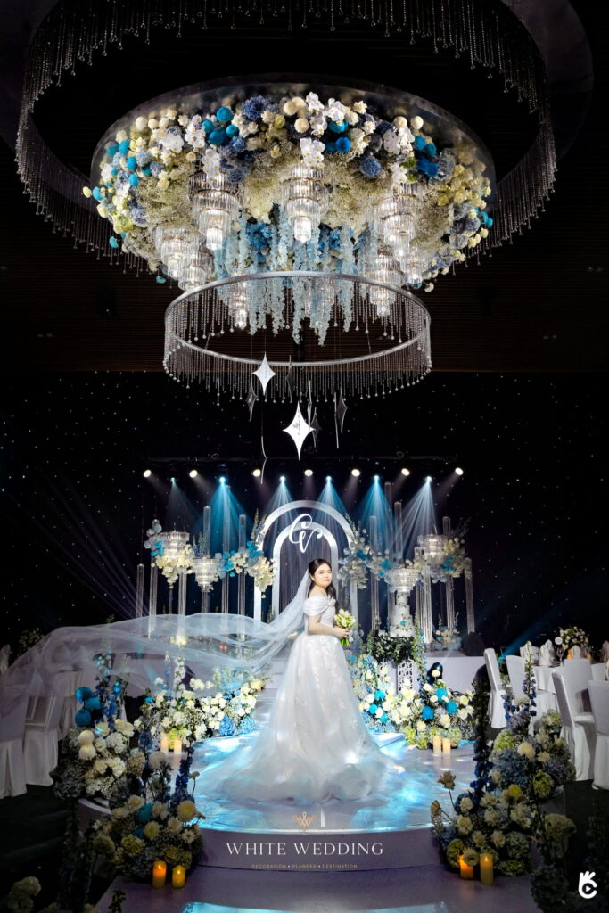 trang tri tiec cuoi elegant blue monochromantic white wedding 13