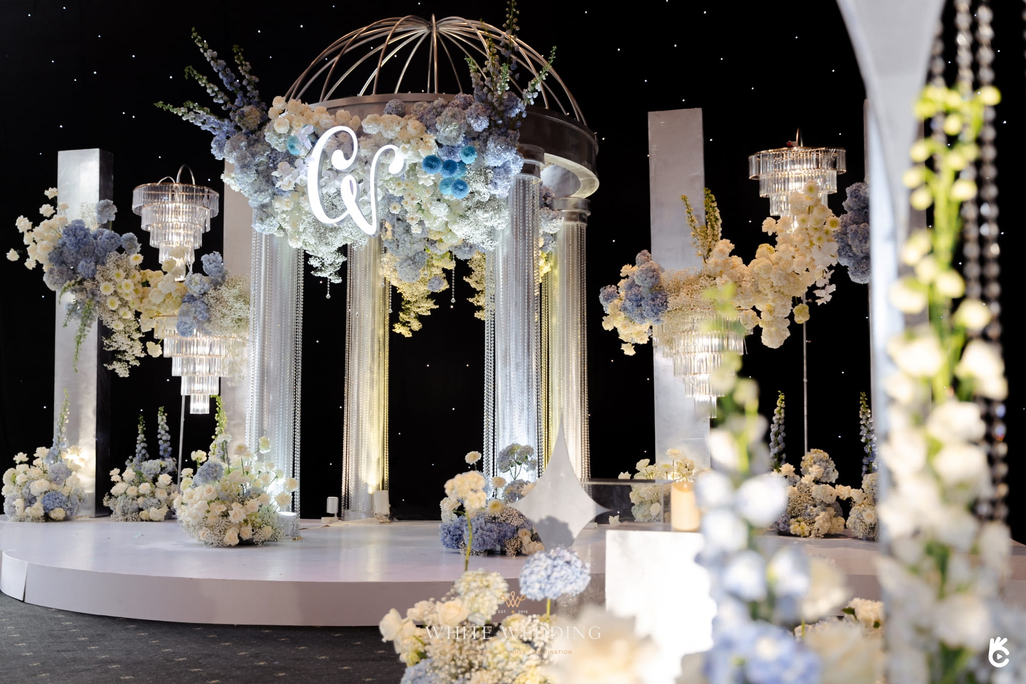 trang tri tiec cuoi elegant blue monochromantic white wedding 15
