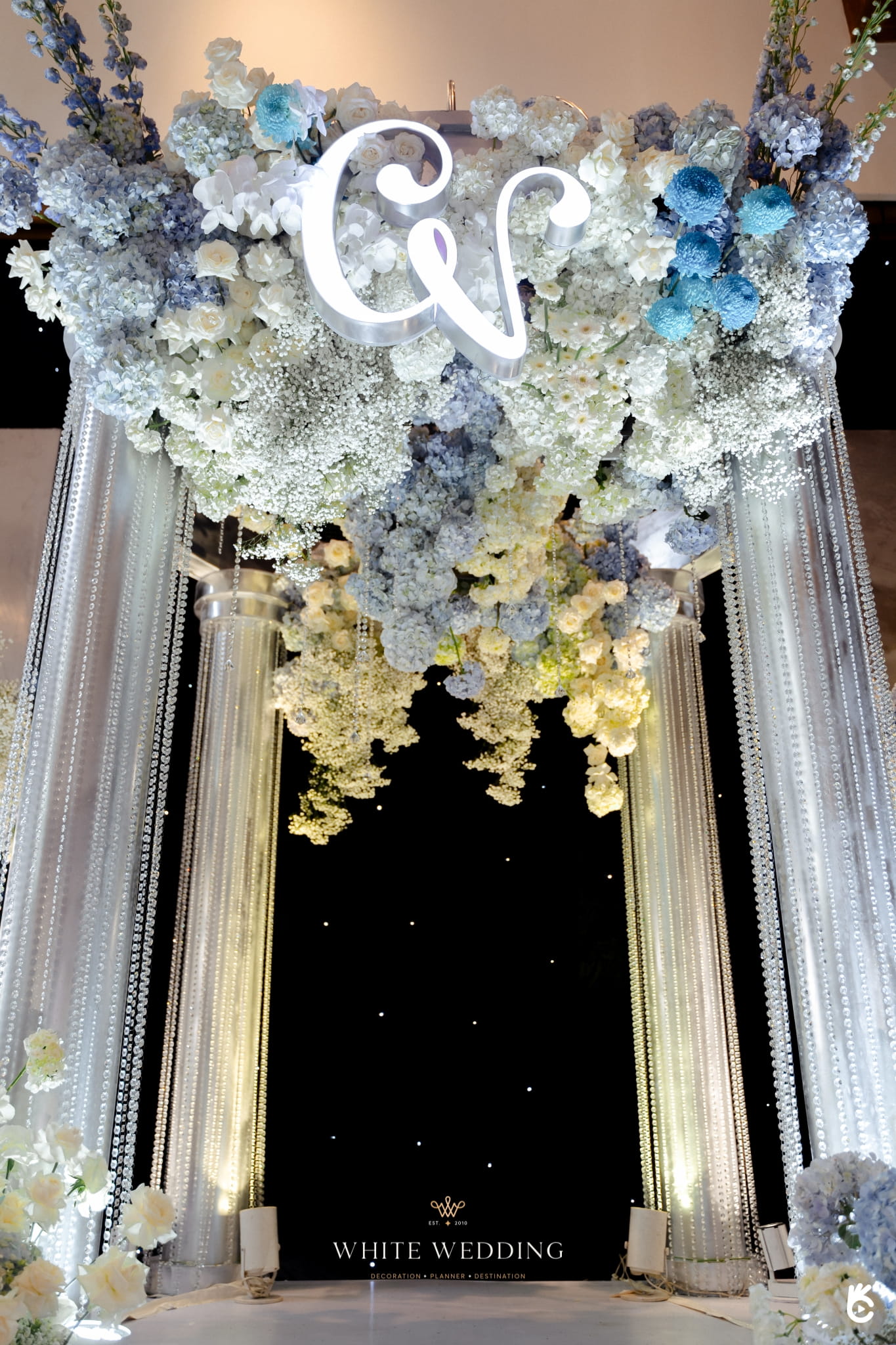 trang tri tiec cuoi elegant blue monochromantic white wedding 16