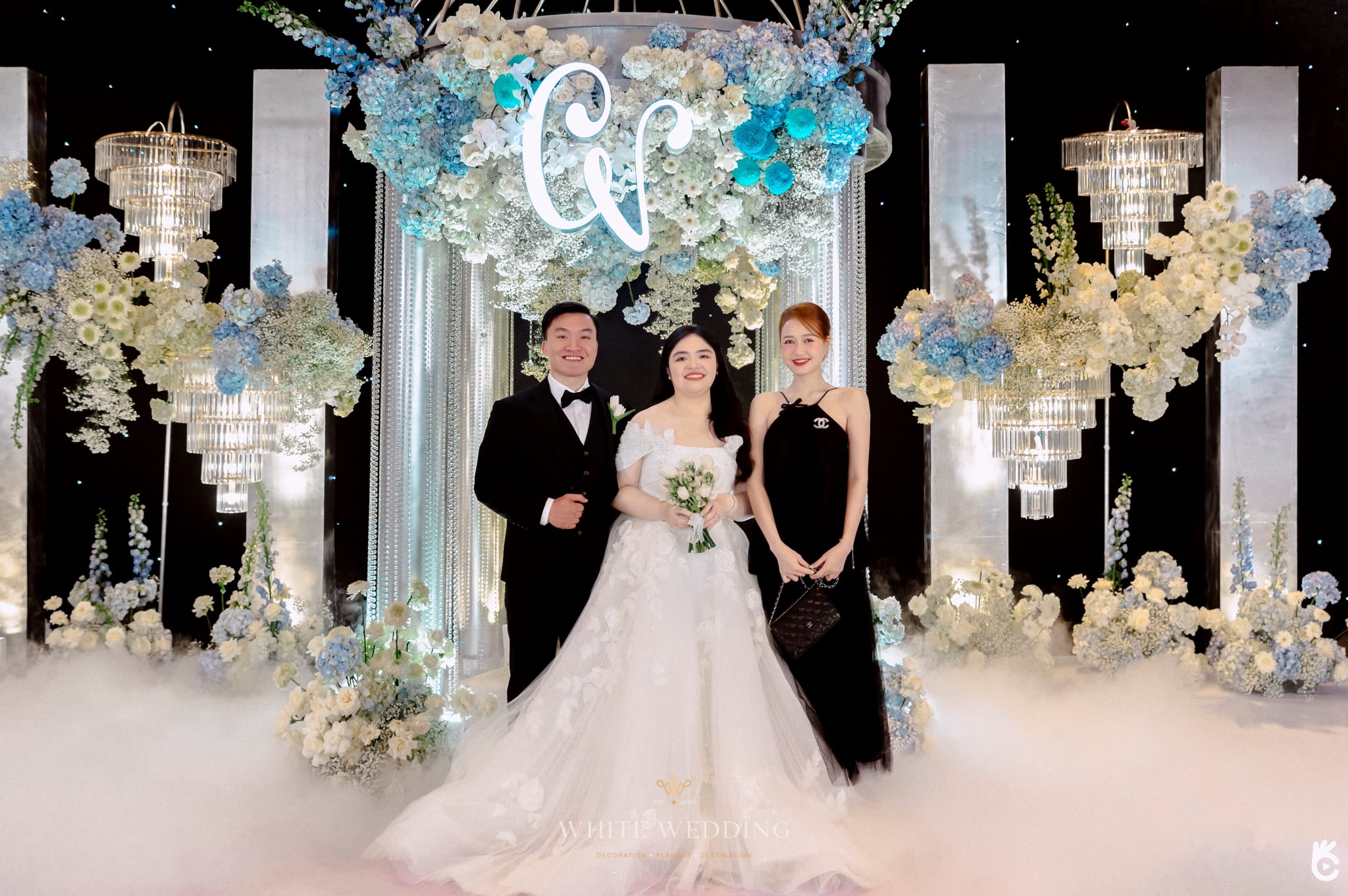 trang tri tiec cuoi elegant blue monochromantic white wedding 17