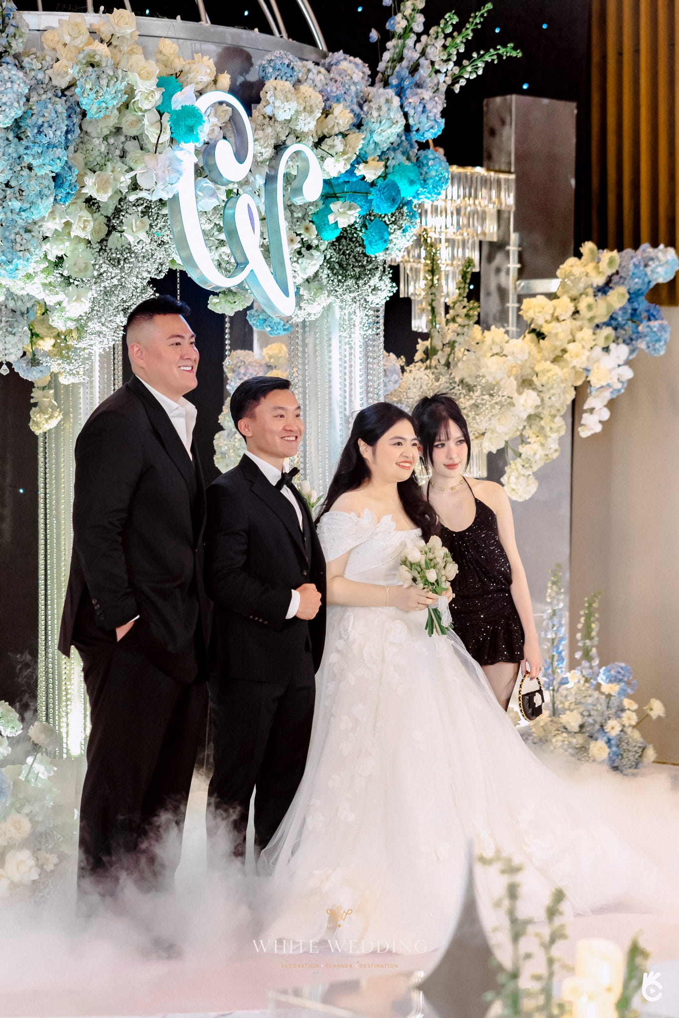 trang tri tiec cuoi elegant blue monochromantic white wedding 18