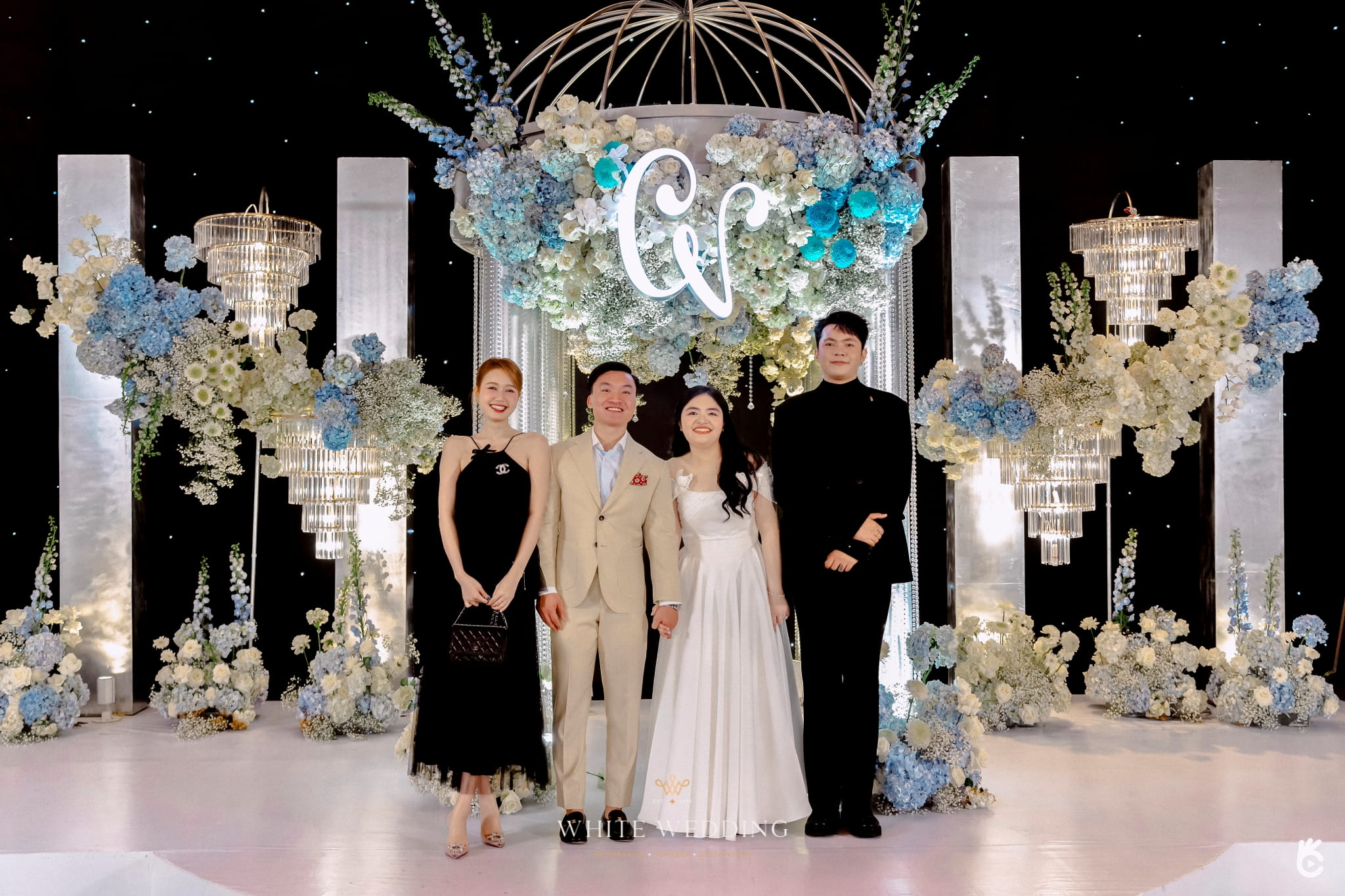 trang tri tiec cuoi elegant blue monochromantic white wedding 21
