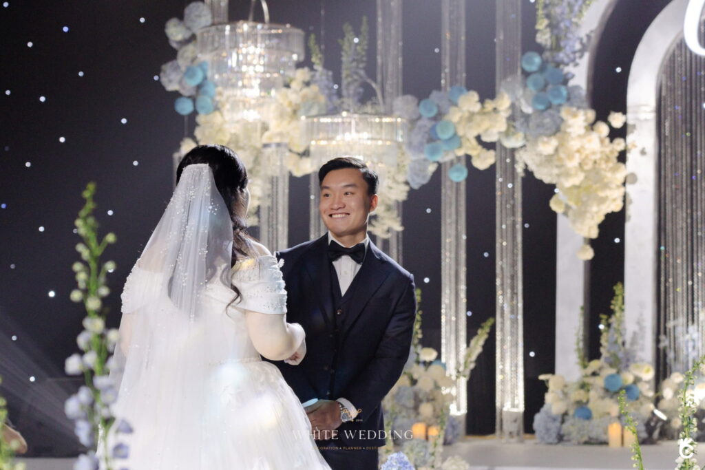 trang tri tiec cuoi elegant blue monochromantic white wedding 23