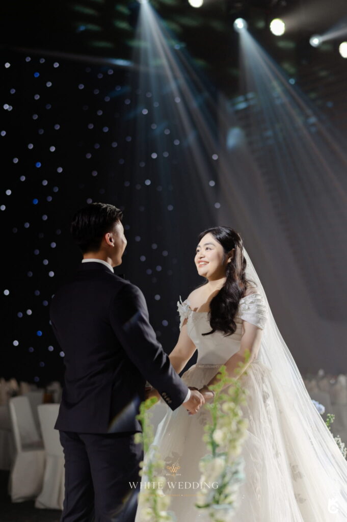 trang tri tiec cuoi elegant blue monochromantic white wedding 24