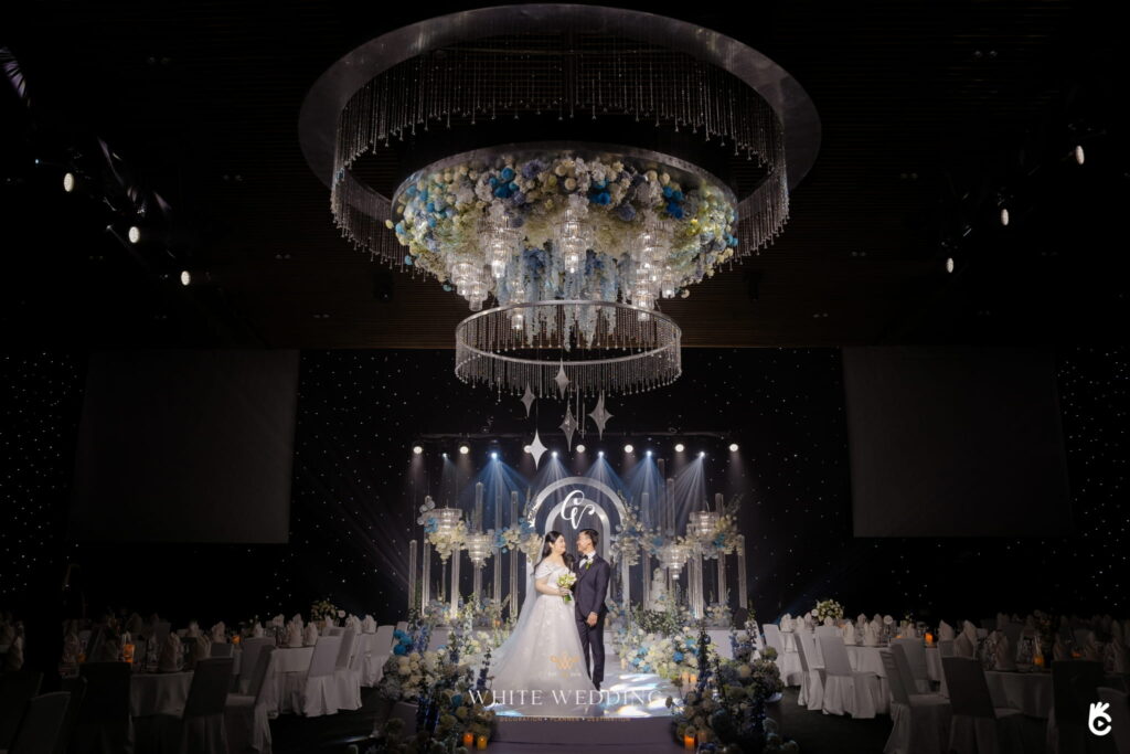 trang tri tiec cuoi elegant blue monochromantic white wedding 25