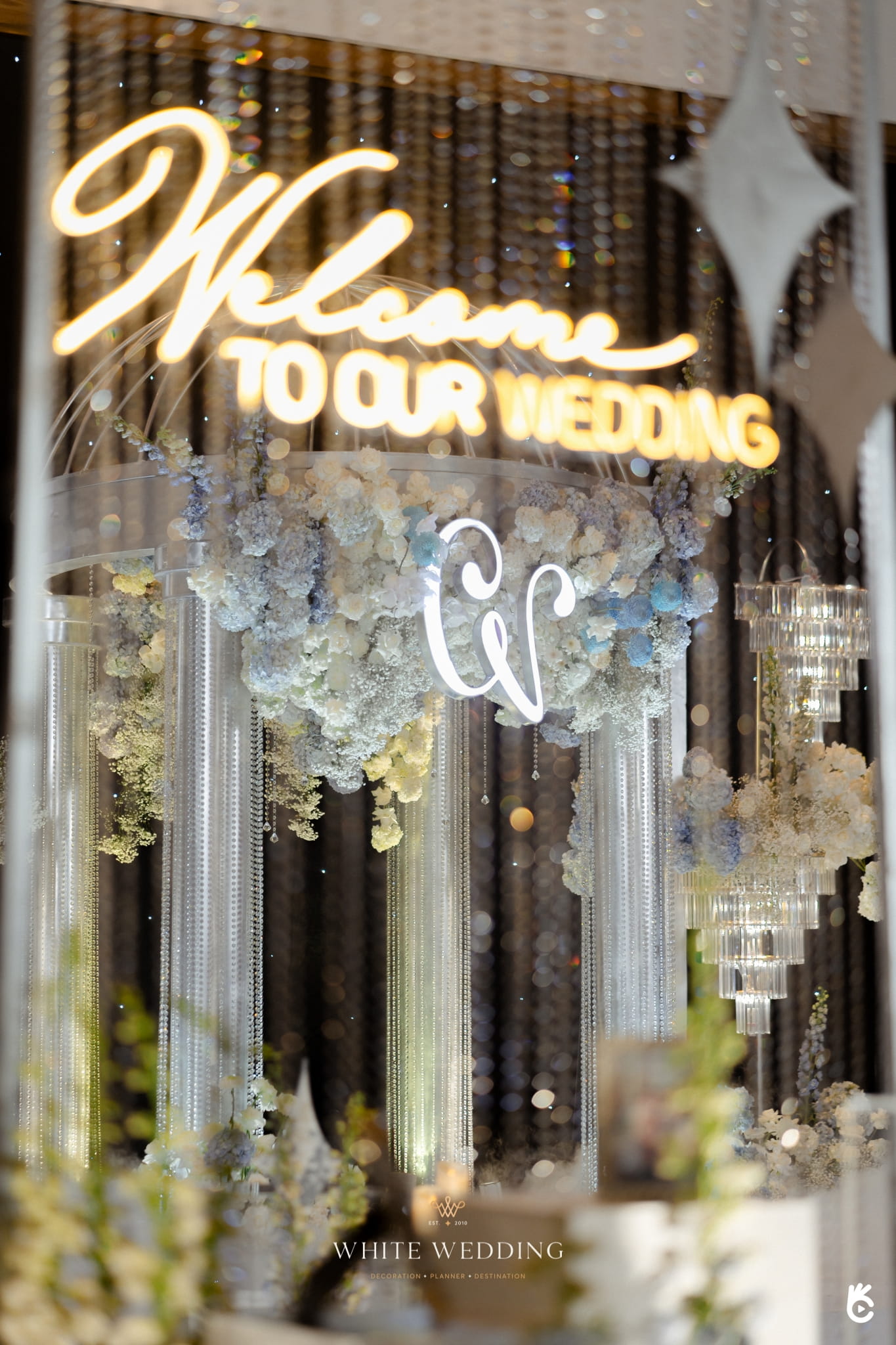 trang tri tiec cuoi elegant blue monochromantic white wedding 29