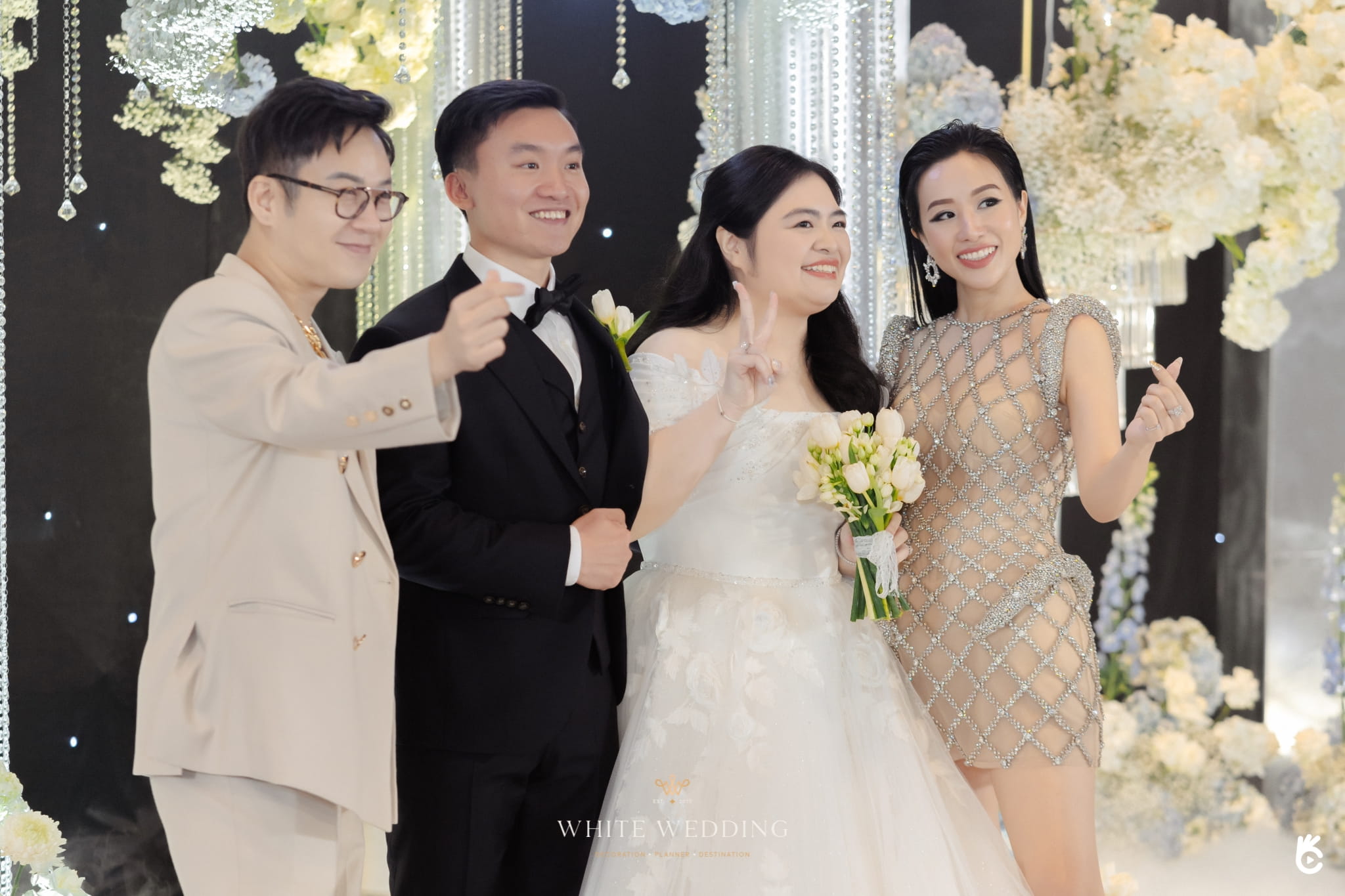 trang tri tiec cuoi elegant blue monochromantic white wedding 32