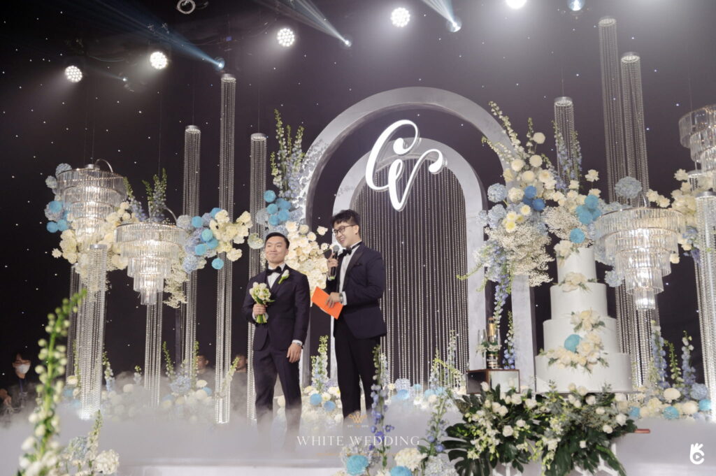 trang tri tiec cuoi elegant blue monochromantic white wedding 33