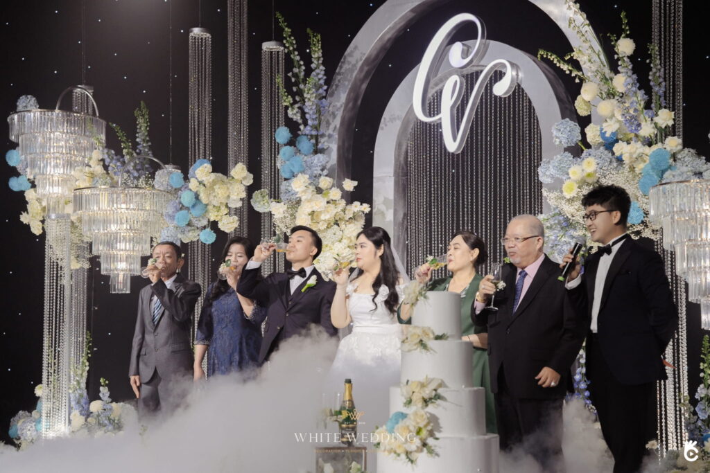 trang tri tiec cuoi elegant blue monochromantic white wedding 34