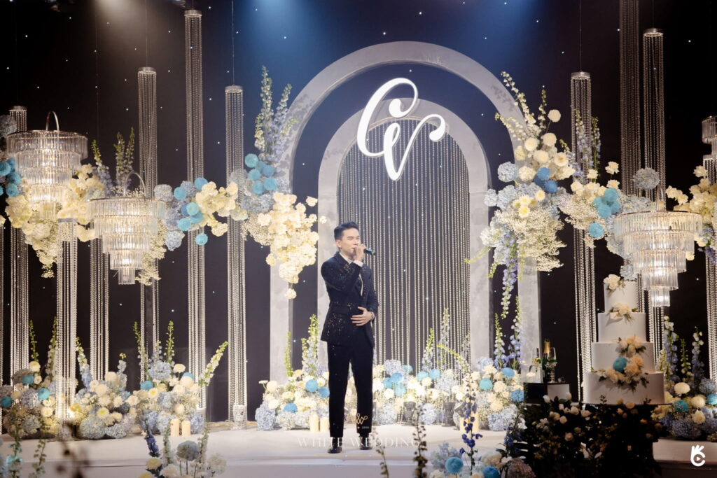 trang tri tiec cuoi elegant blue monochromantic white wedding 35