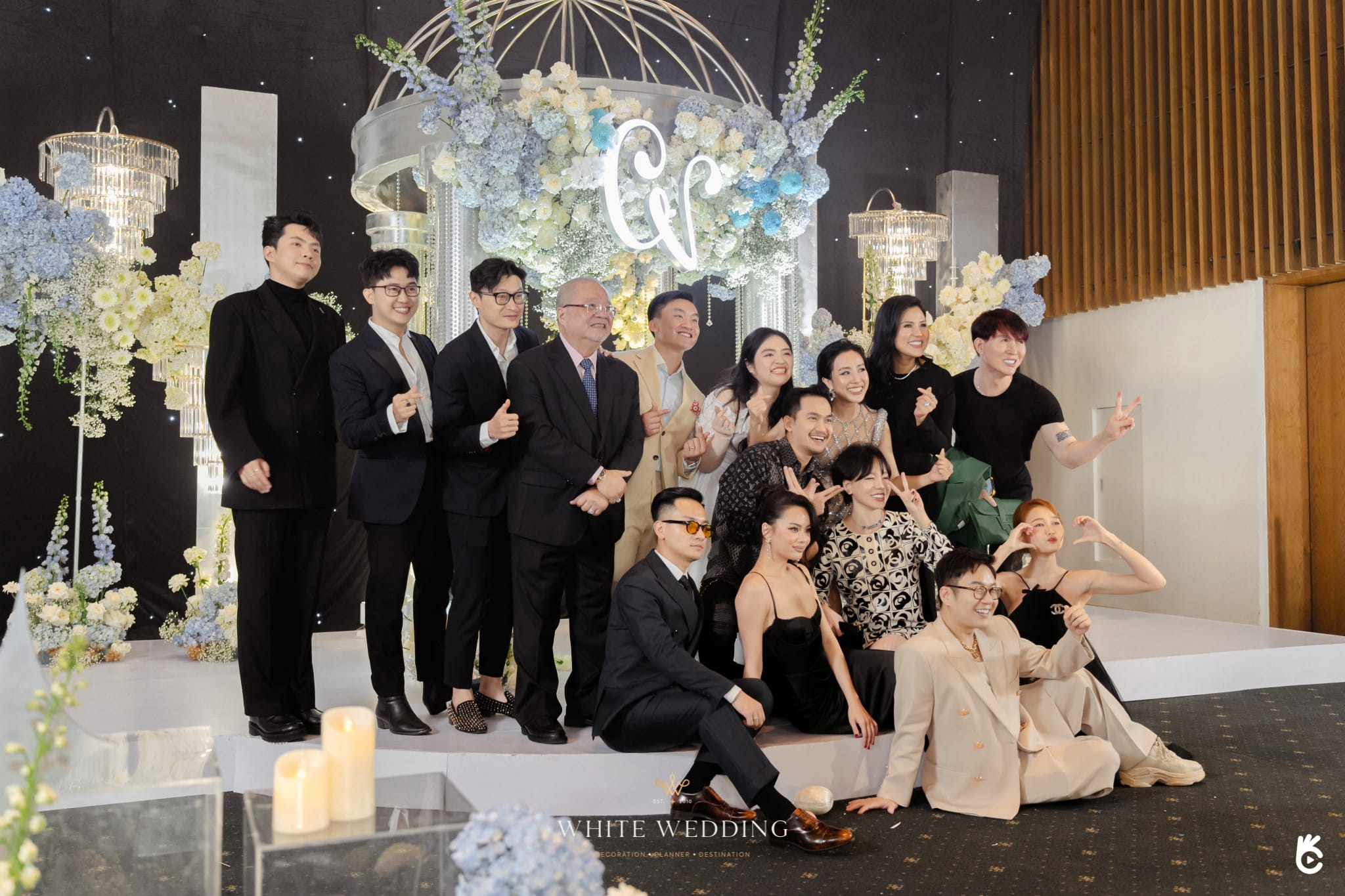 trang tri tiec cuoi elegant blue monochromantic white wedding 37
