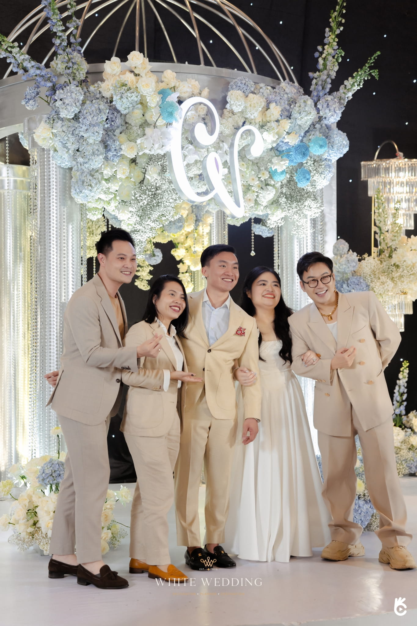 trang tri tiec cuoi elegant blue monochromantic white wedding 38