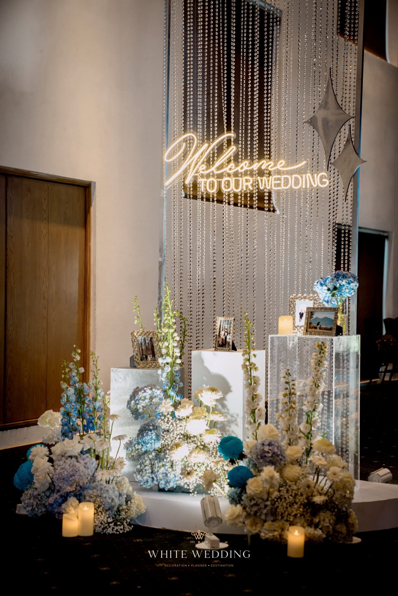 trang tri tiec cuoi elegant blue monochromantic white wedding 39