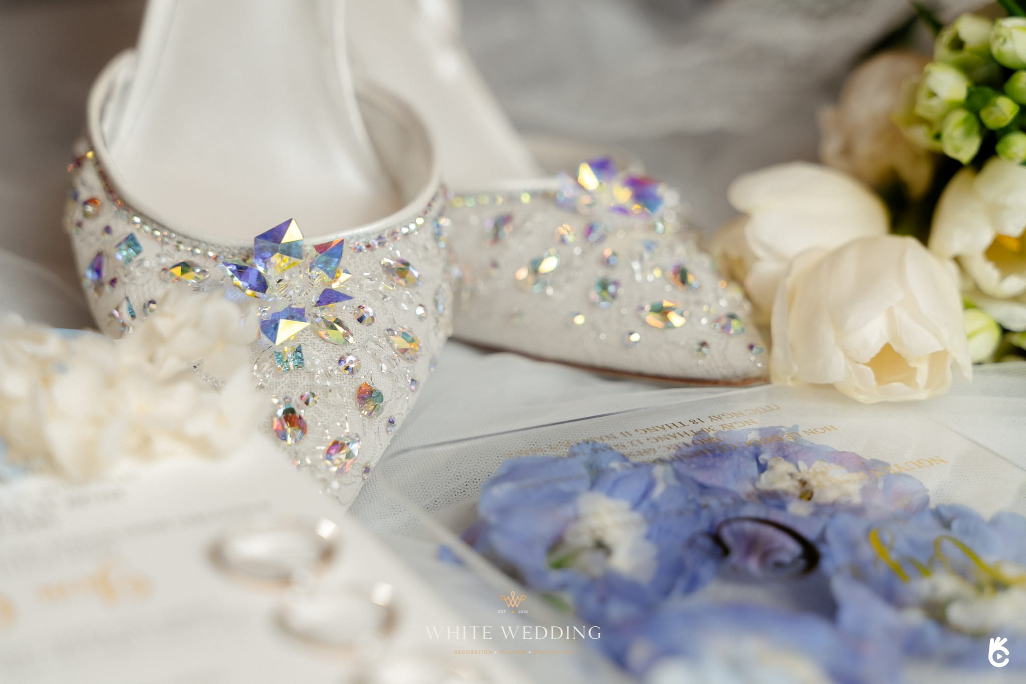trang tri tiec cuoi elegant blue monochromantic white wedding 4