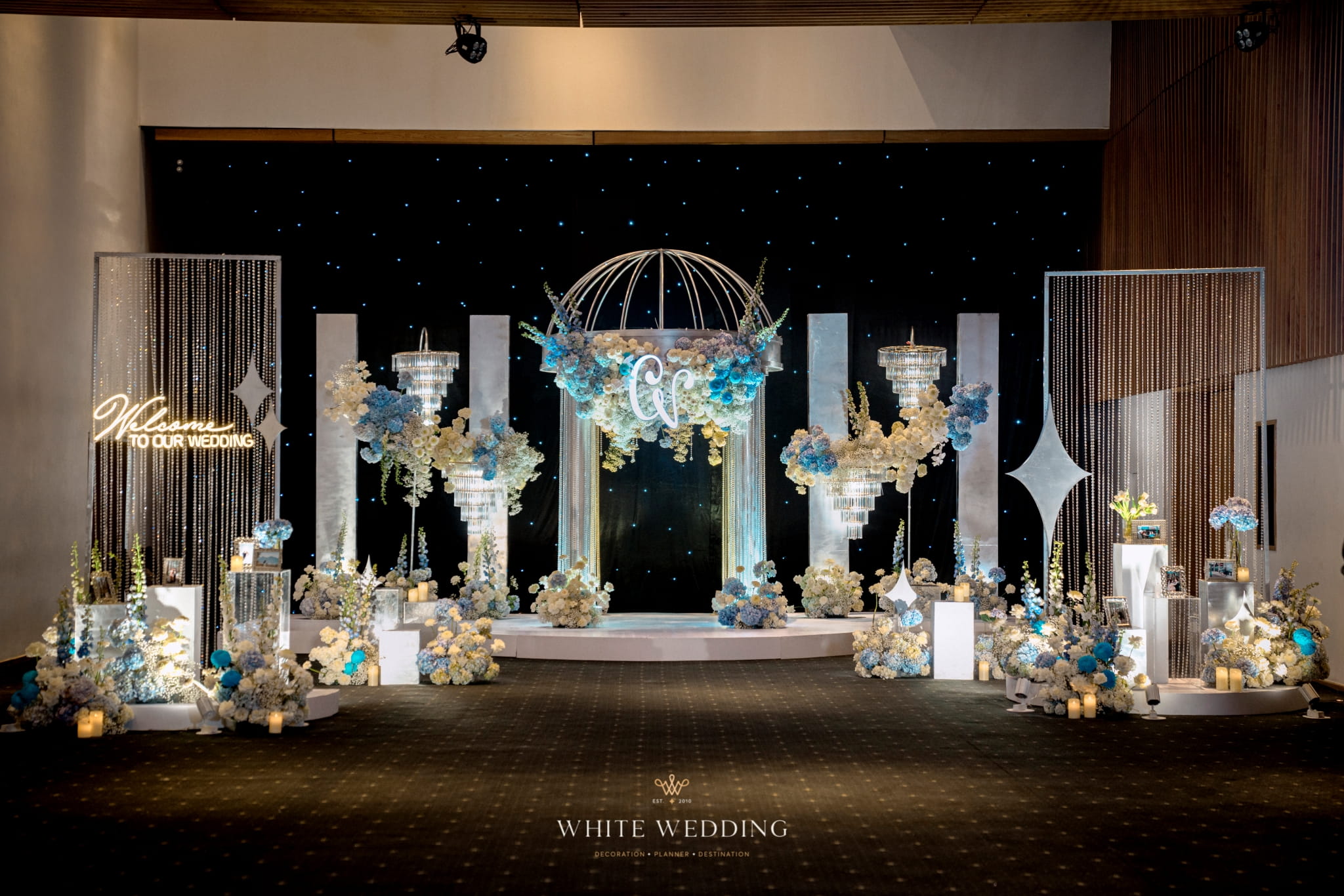 trang tri tiec cuoi elegant blue monochromantic white wedding 40