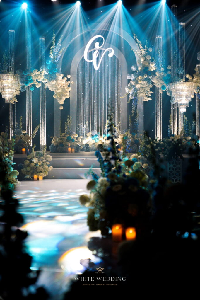 trang tri tiec cuoi elegant blue monochromantic white wedding 46
