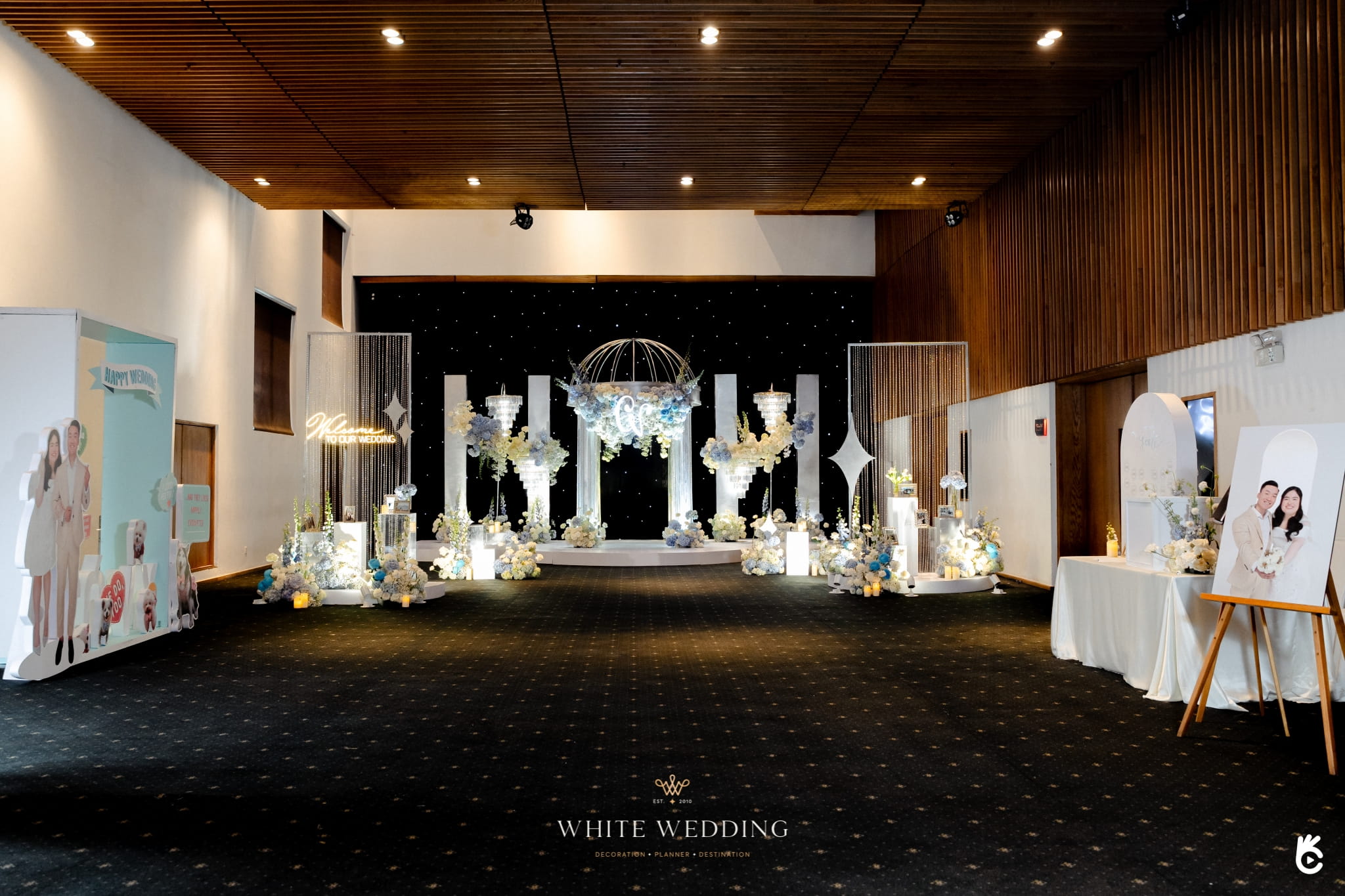 trang tri tiec cuoi elegant blue monochromantic white wedding 5