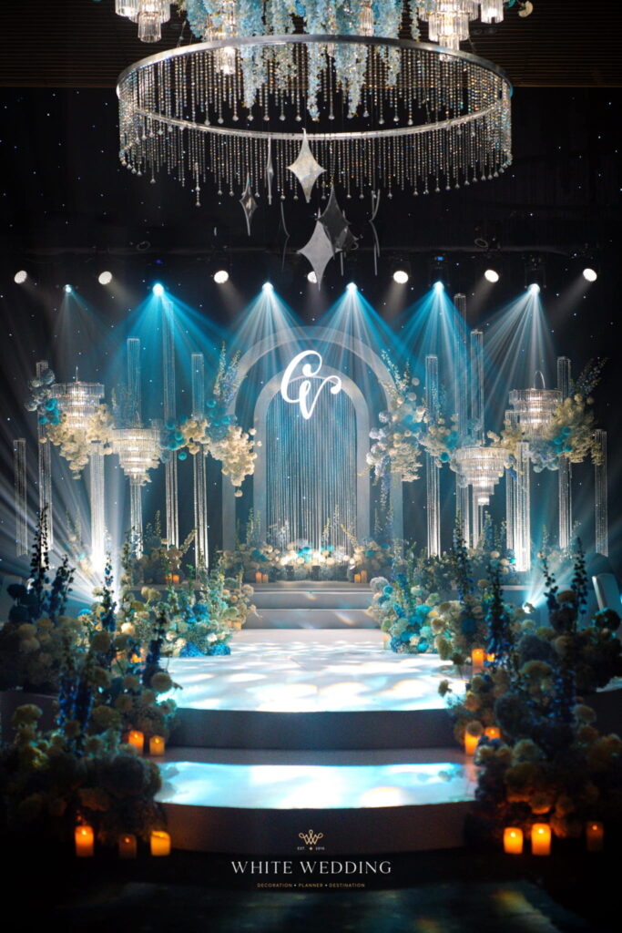 trang tri tiec cuoi elegant blue monochromantic white wedding 50