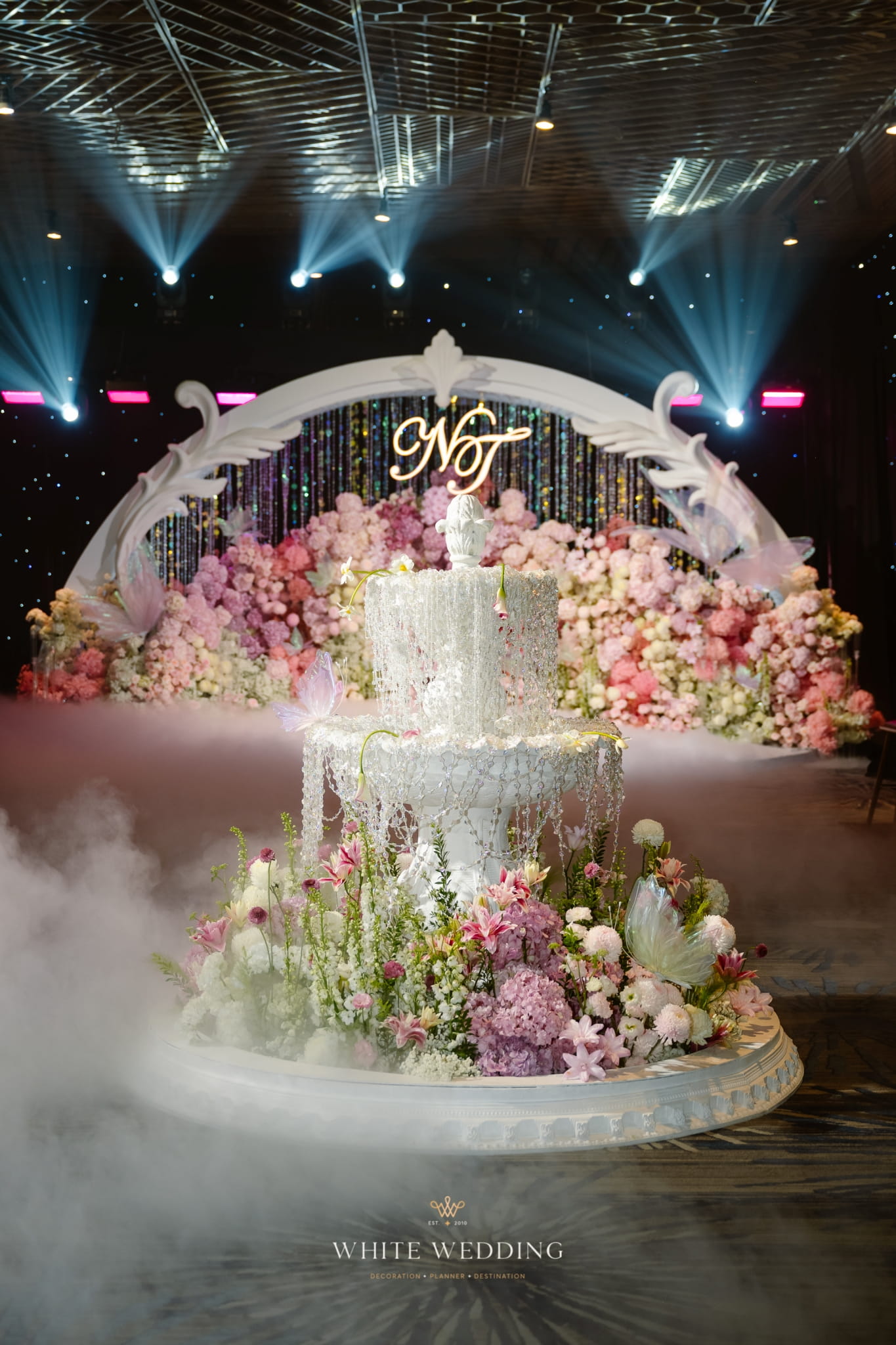 trang tri tiec cuoi floating to the heaven white wedding 1