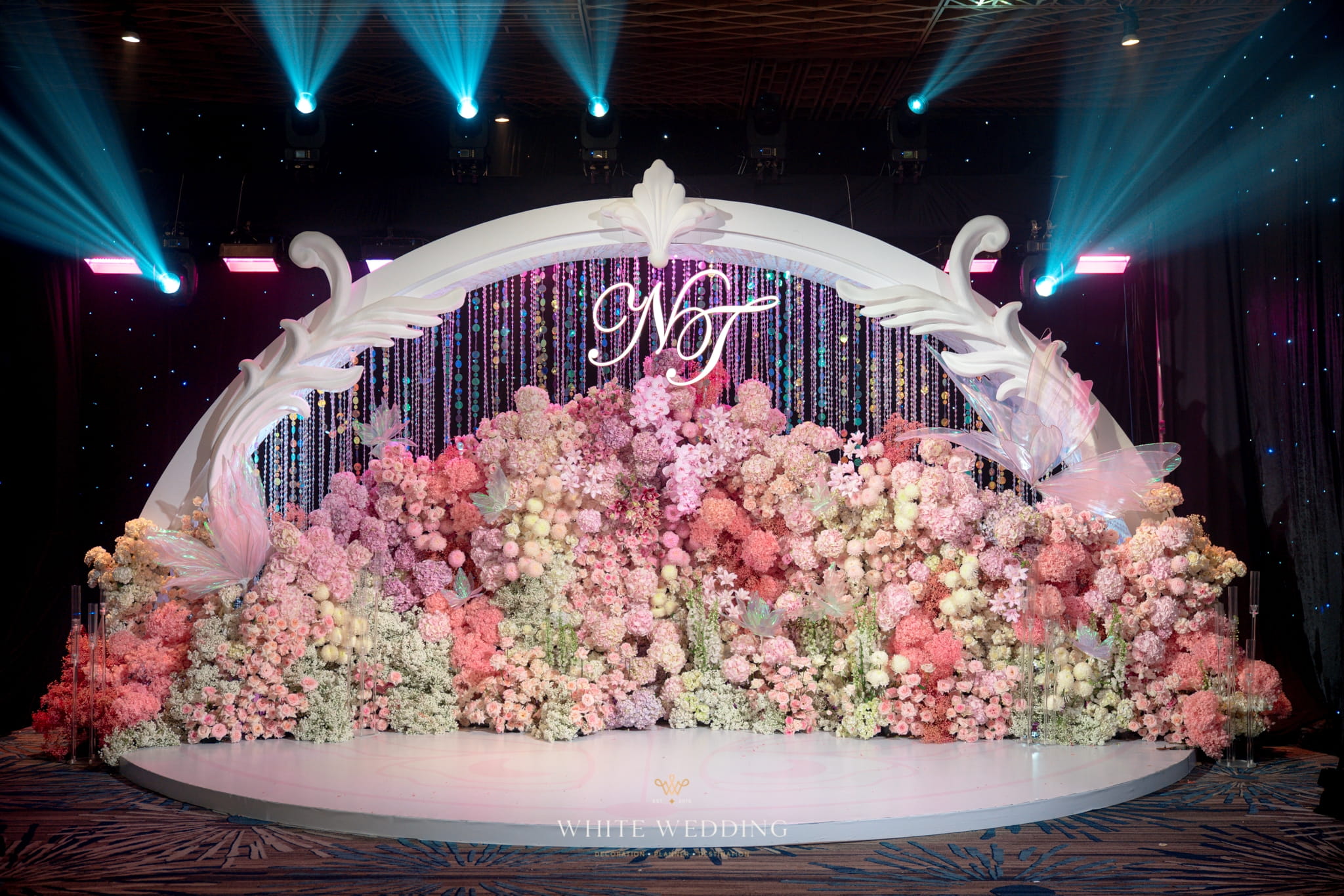 trang tri tiec cuoi floating to the heaven white wedding 14