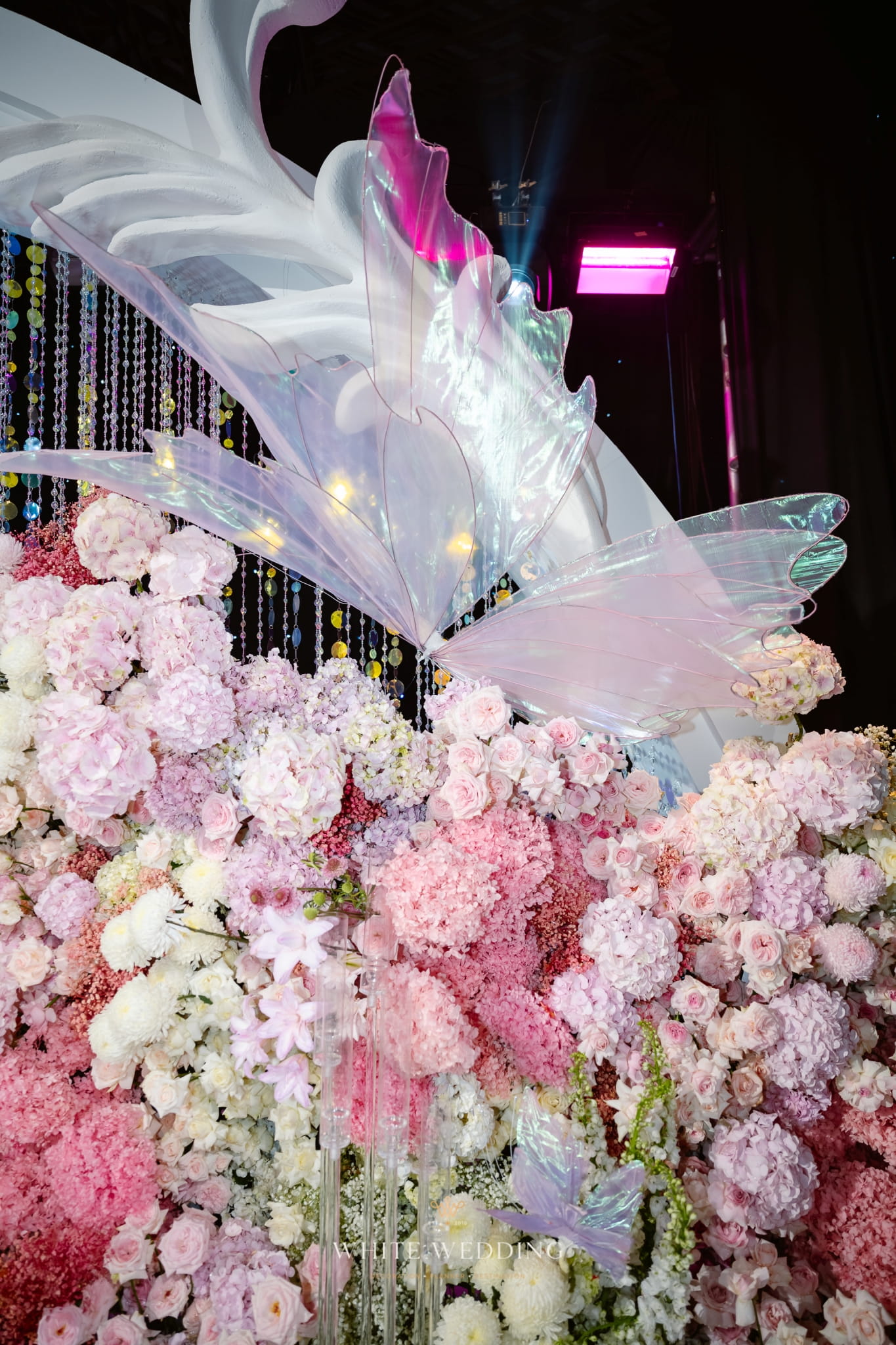 trang tri tiec cuoi floating to the heaven white wedding 17