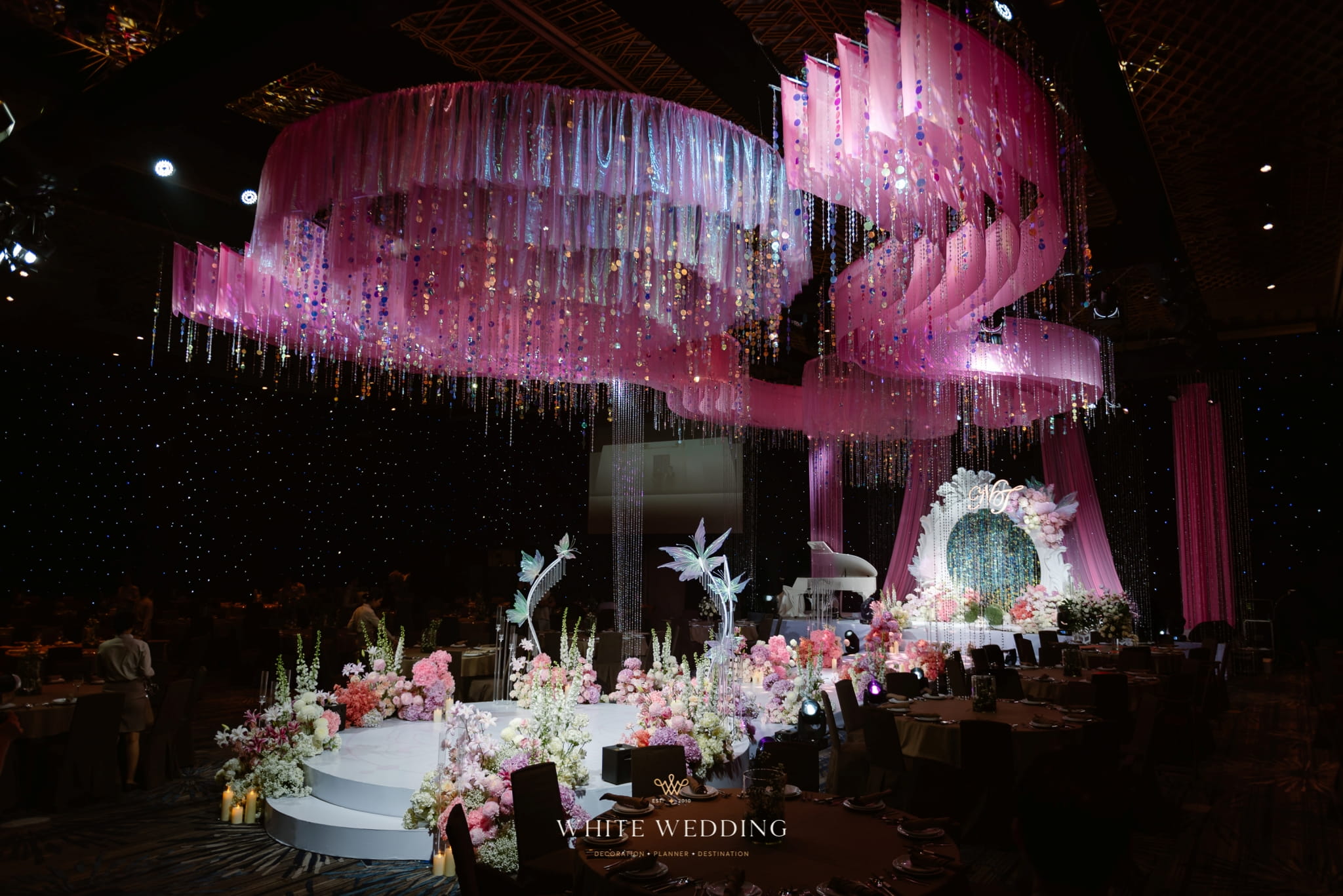 trang tri tiec cuoi floating to the heaven white wedding 39 1