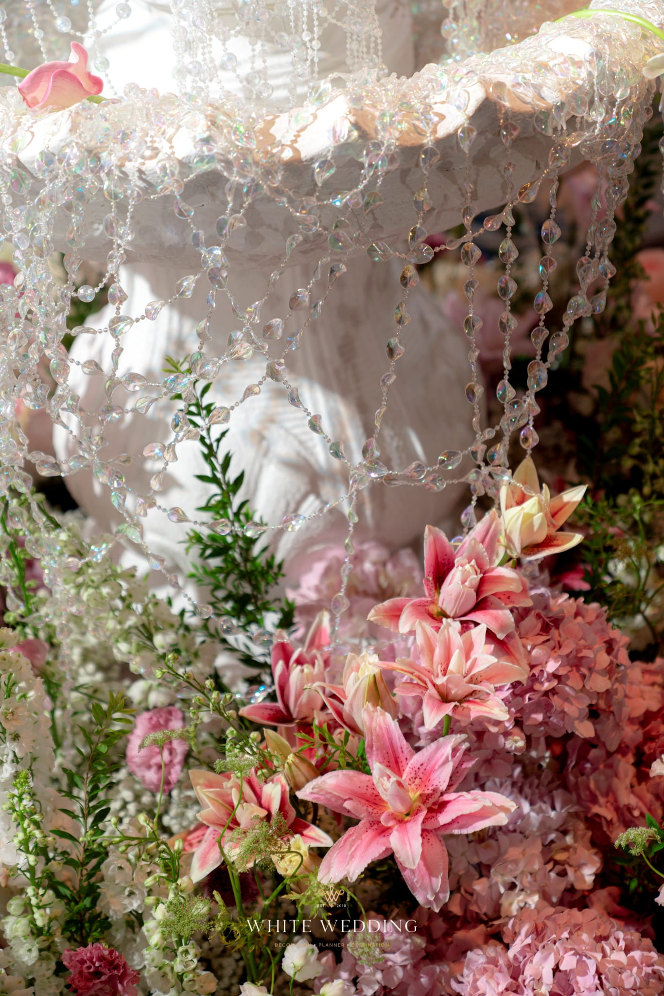 trang tri tiec cuoi floating to the heaven white wedding 44