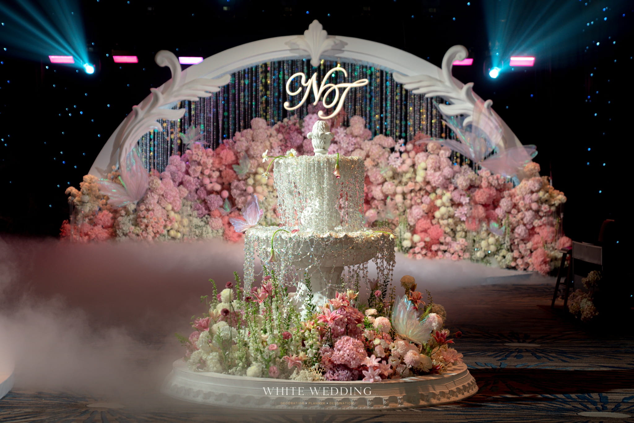 trang tri tiec cuoi floating to the heaven white wedding 54