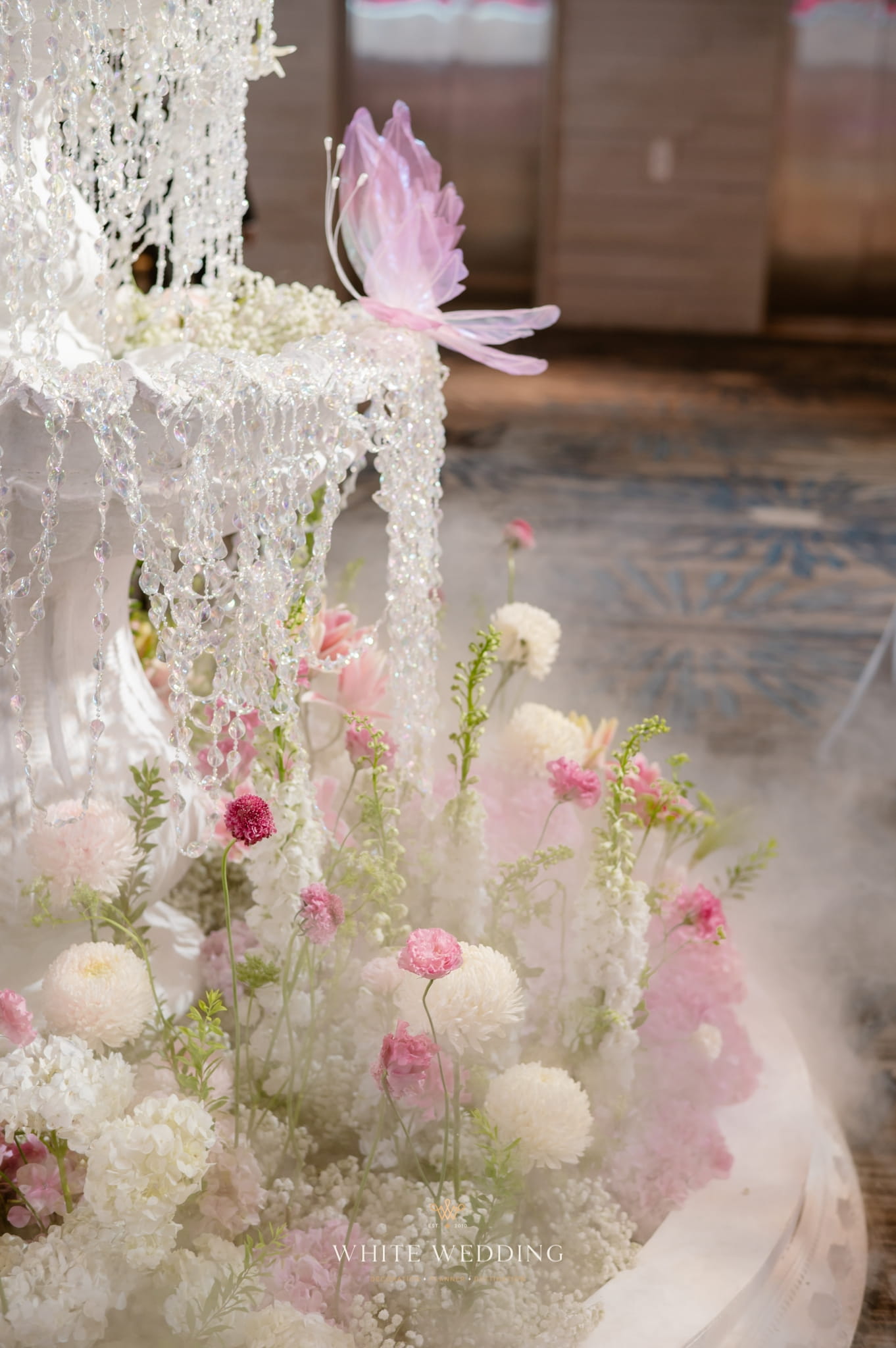 trang tri tiec cuoi floating to the heaven white wedding 84